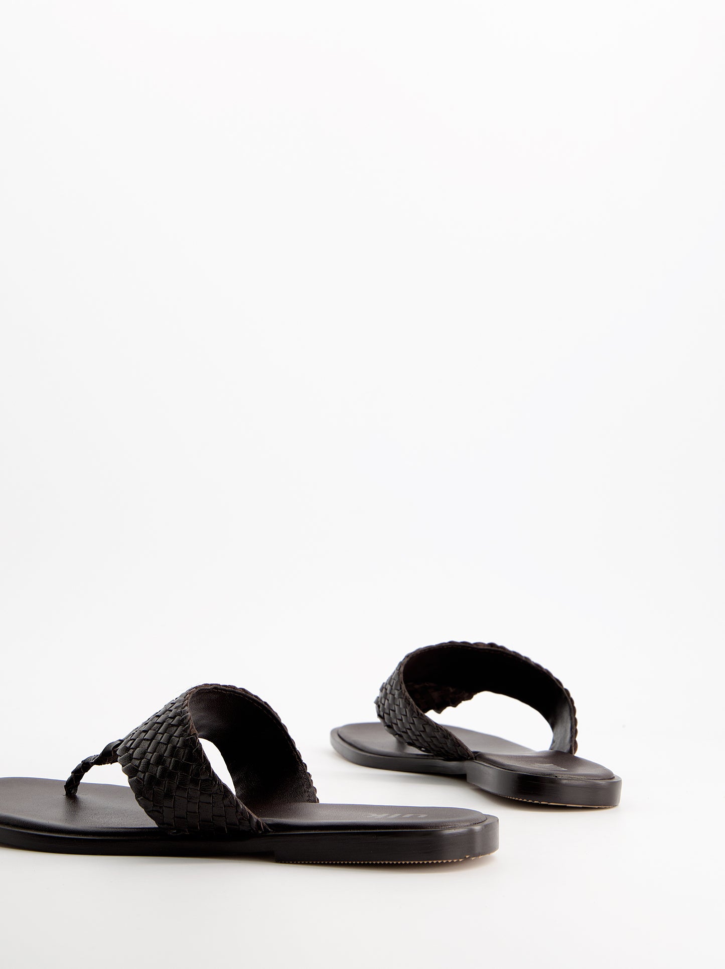 Sandalia thong de piel trenzada - Castor