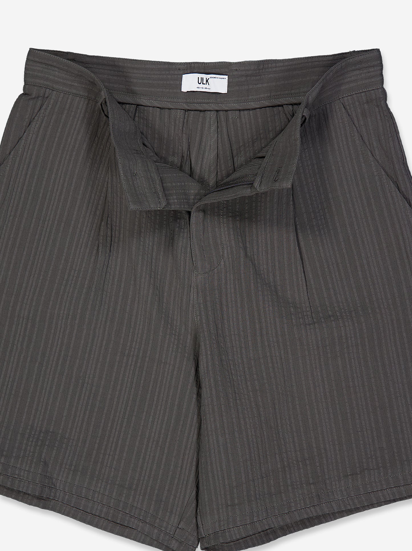 Bermuda gris de rayas con pinzas Cruz