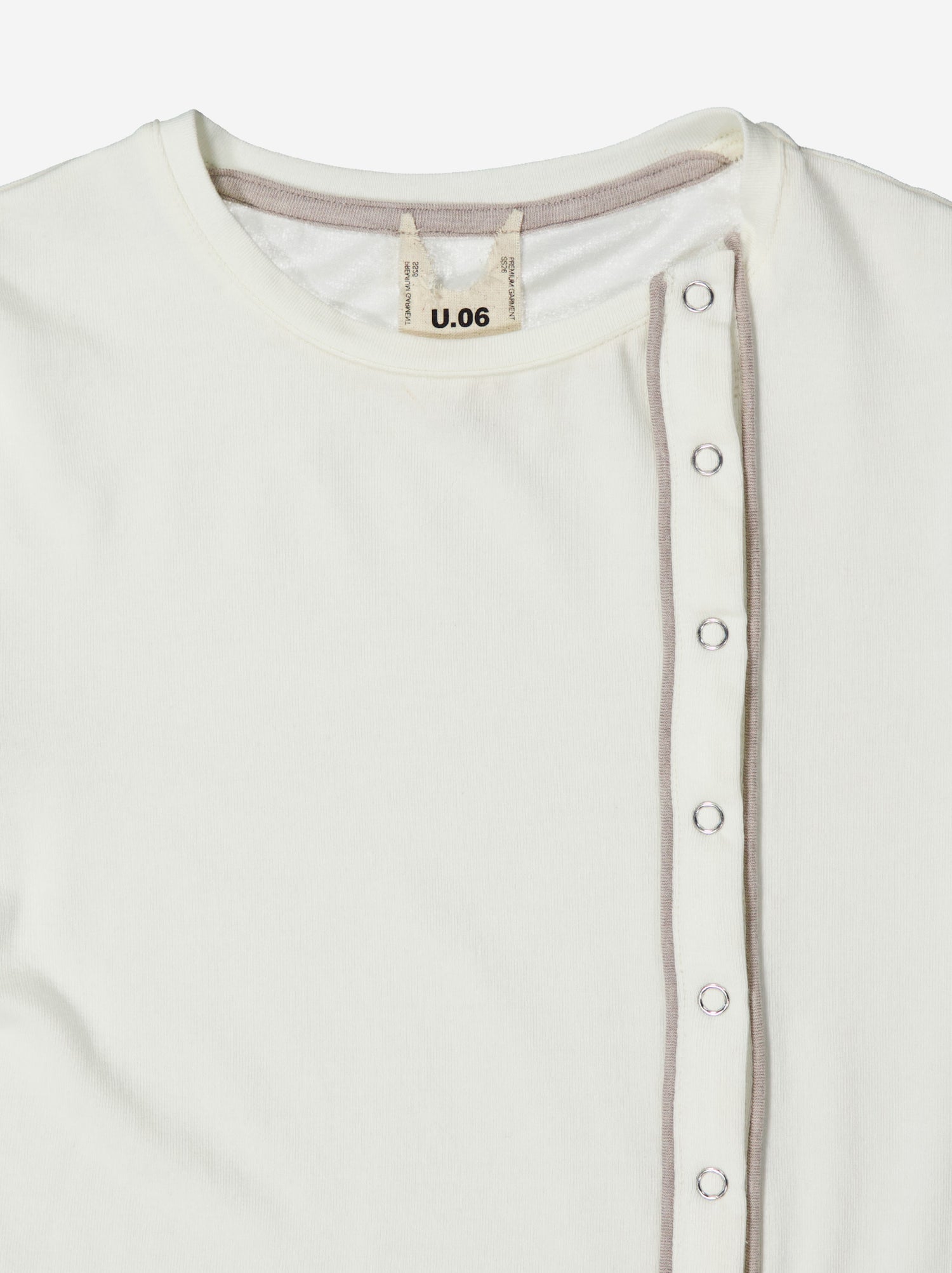 Camiseta blanca con cierre frontal y detalle en contraste - Mani