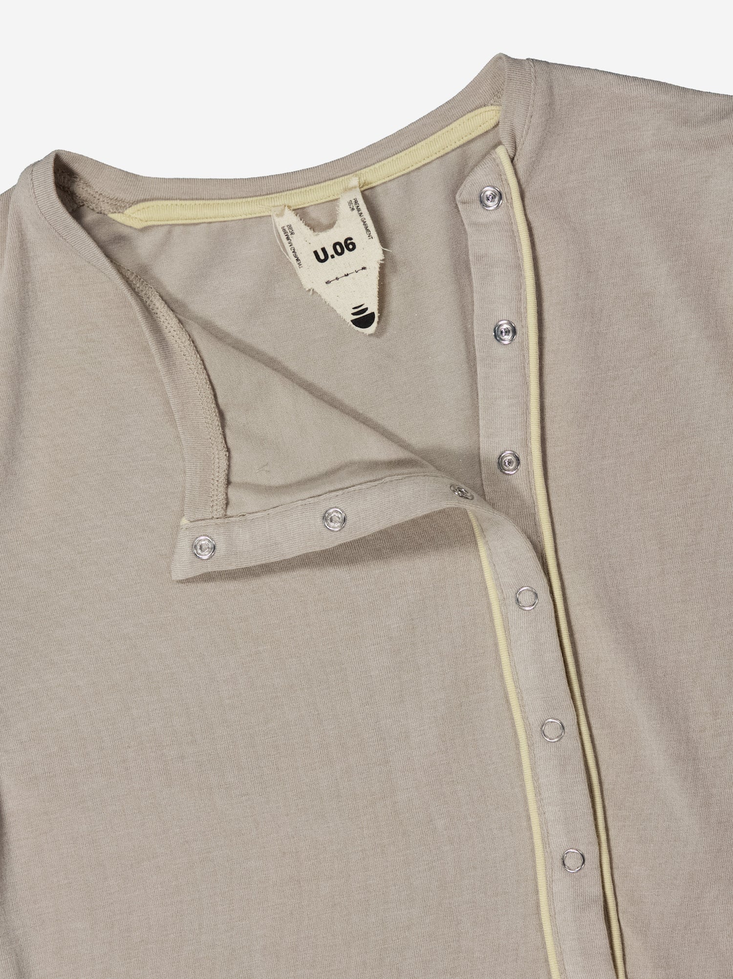 Camiseta beige con detalle de vivos en contraste - Mani