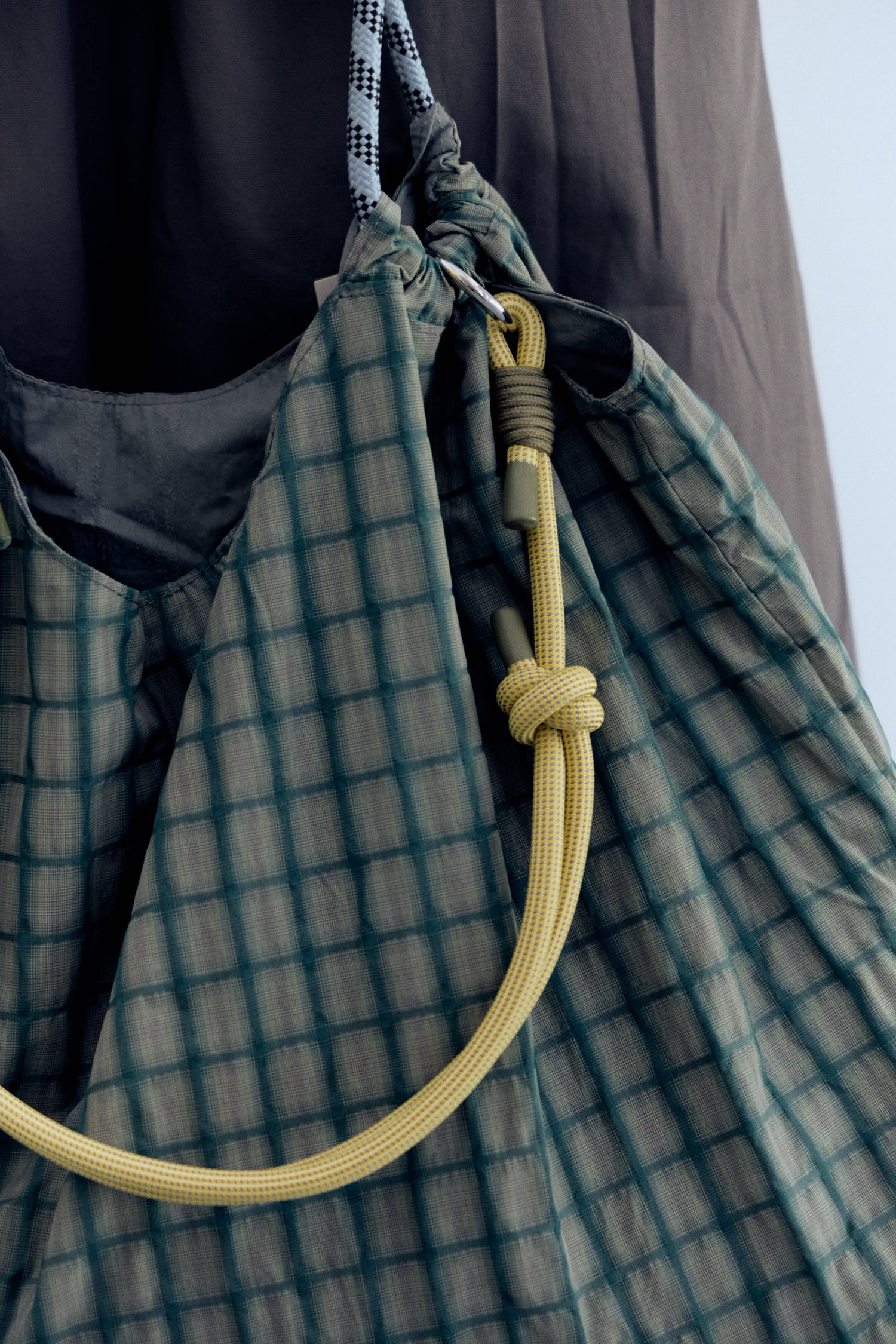 Bolso shopper técnico reversible con charm - JJ