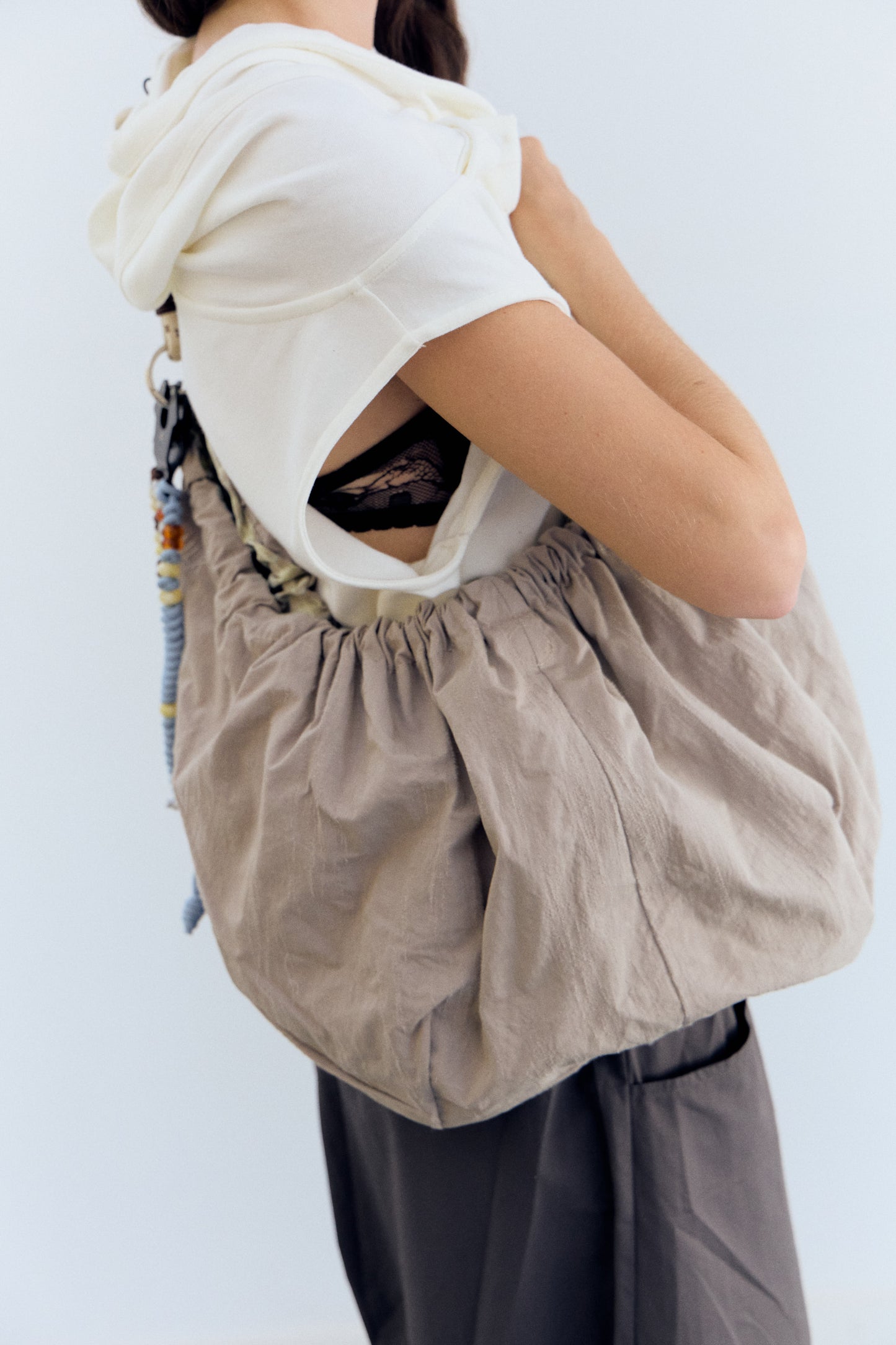 Bolso fruncido reversible con charms - Carmelo
