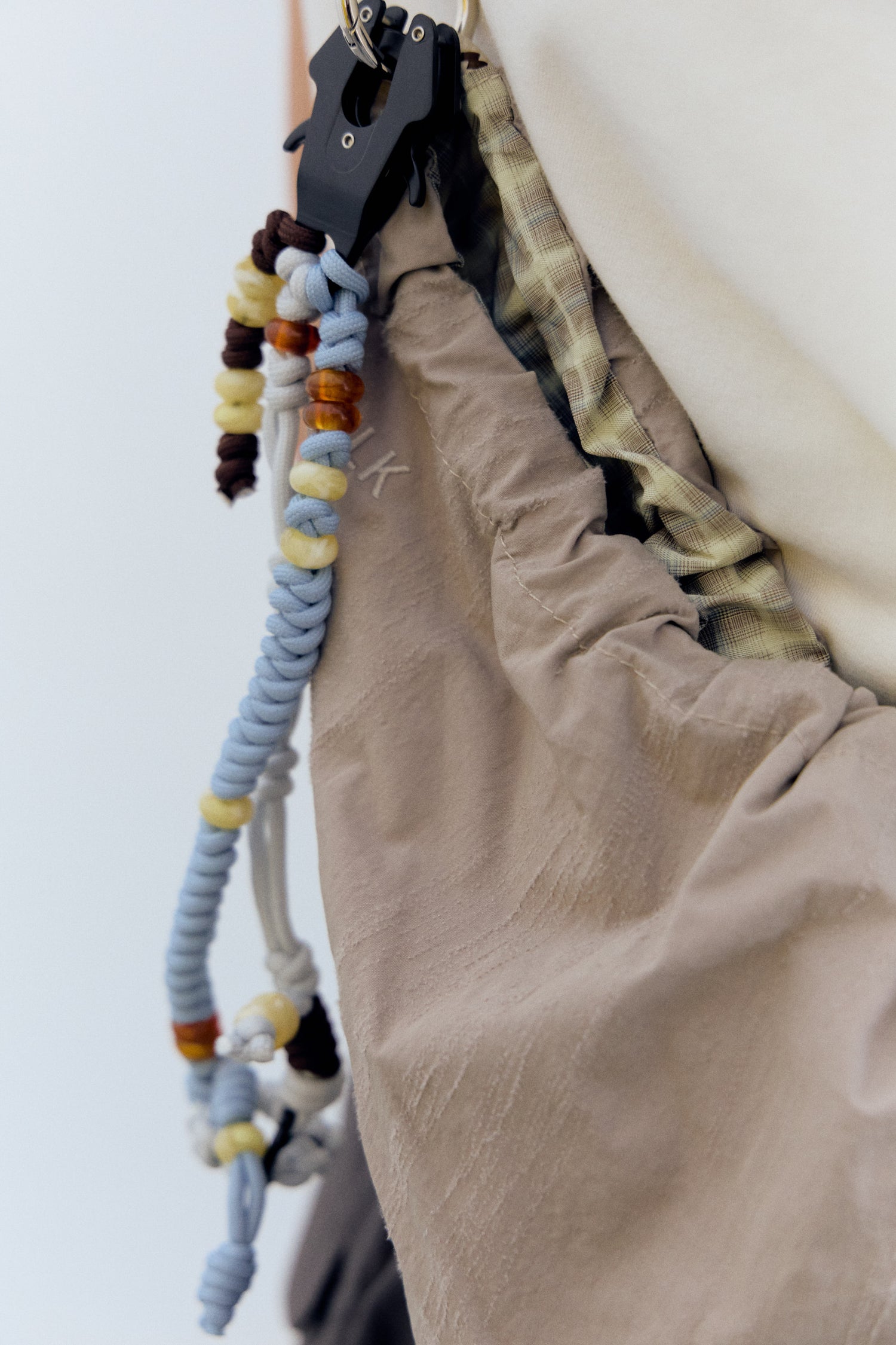 Bolso fruncido reversible con charms - Carmelo