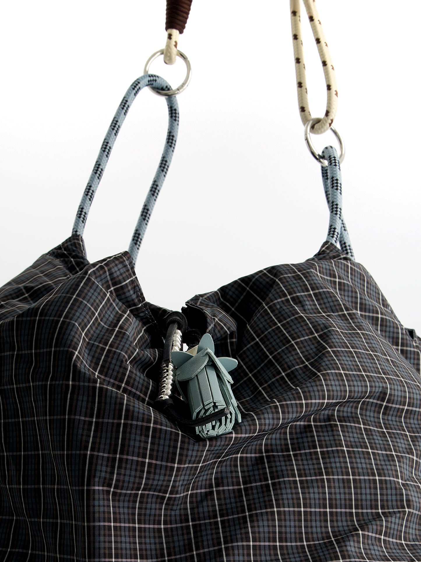 Bolso shopper técnico reversible con charm - JJ