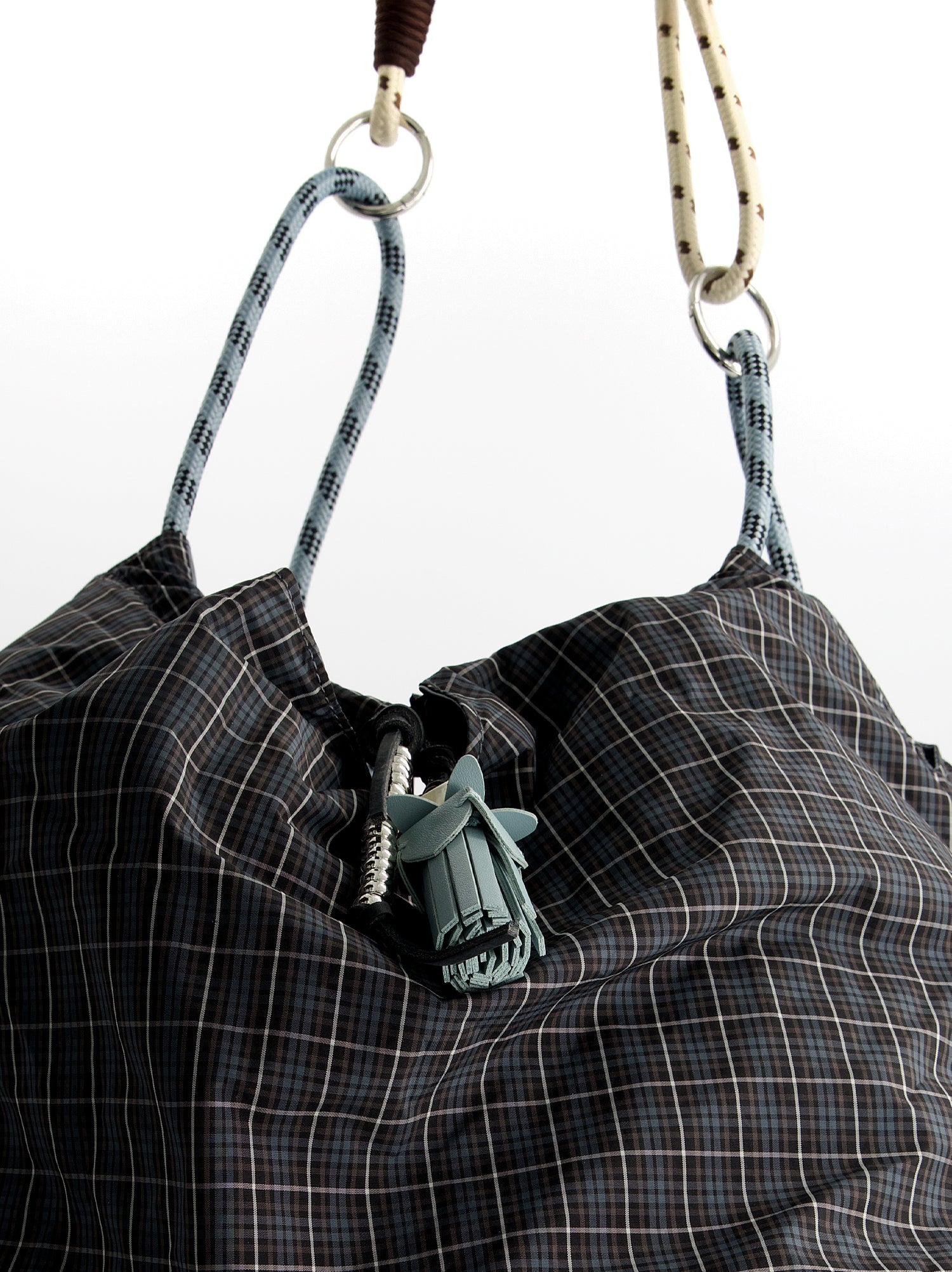 Bolso shopper técnico reversible con charm - JJ