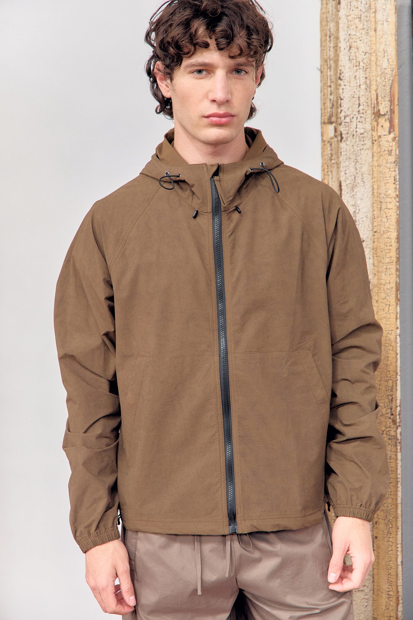 Chaqueta ligera textura con capucha marrón - Wave
