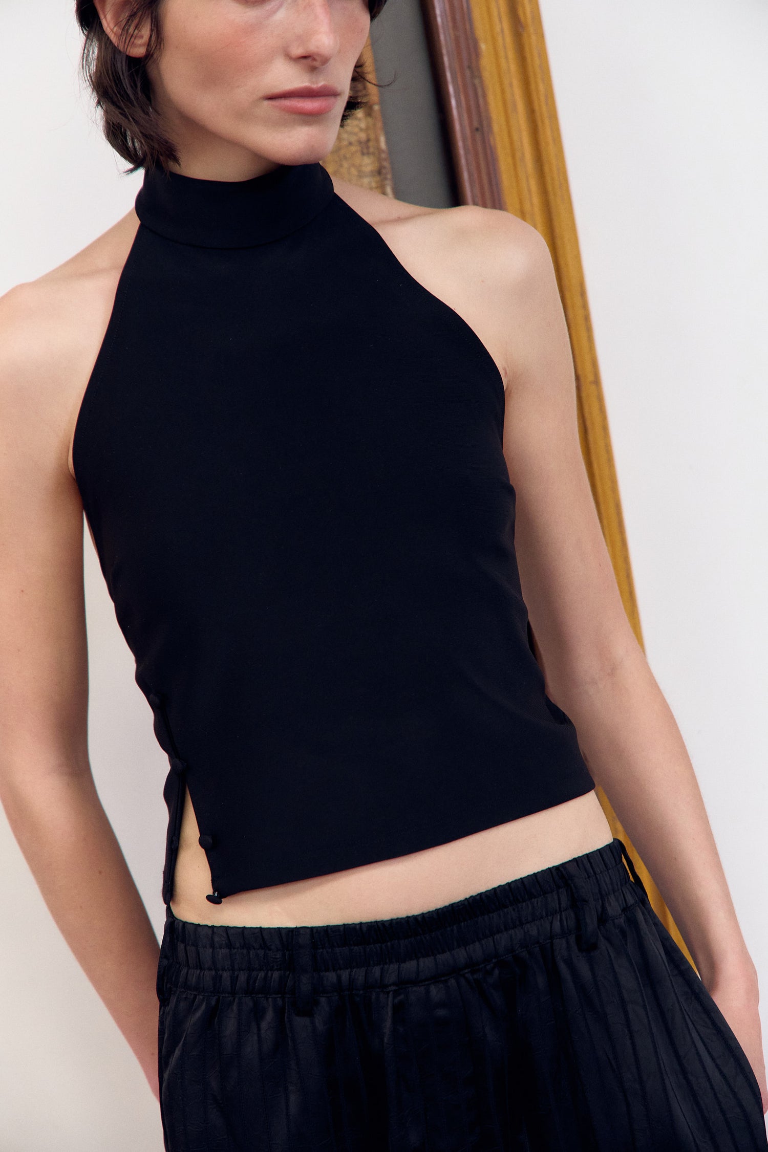 Top negro halter detalle botones - Lola