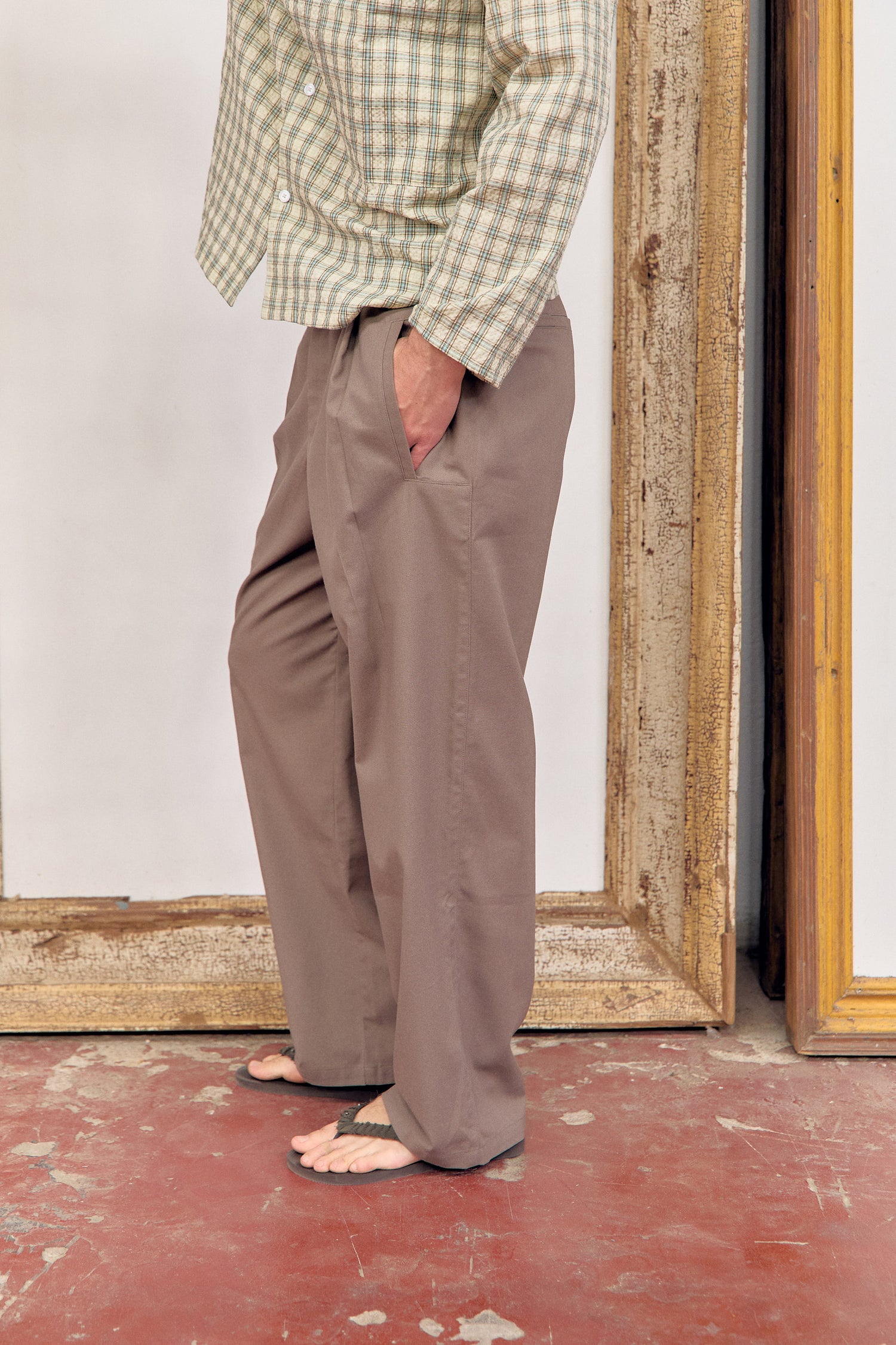 Pantalón fluido marrón bolsillo cuadrado Bobu