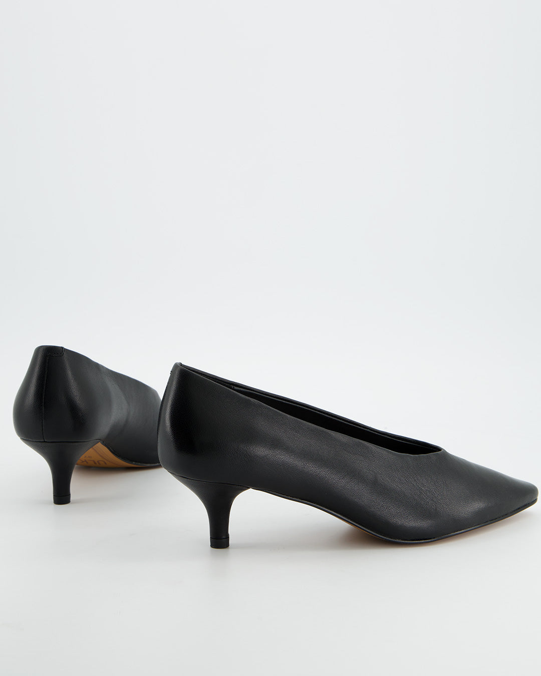Black leather low-heeled pointed toe court shoes - Sizes