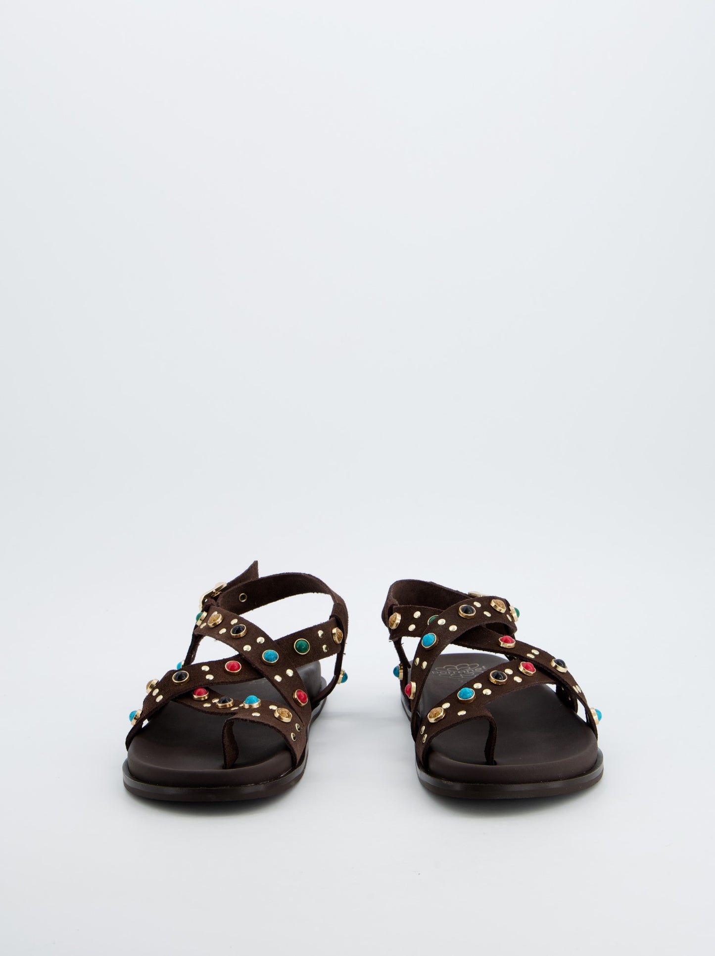 Sandalia marrón con pedrería multicolor