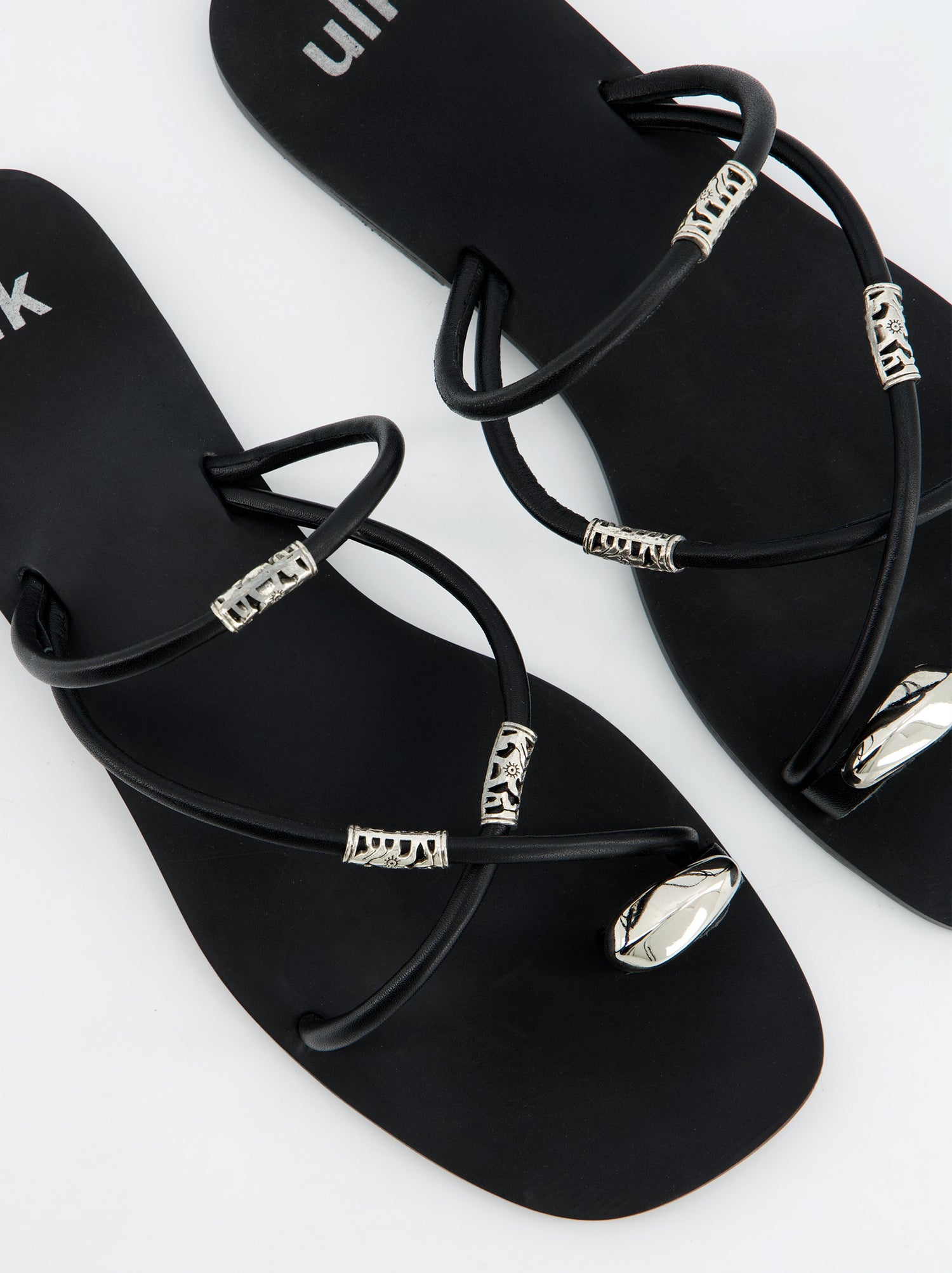 Sandalias Negras Con Detalles Metálicos- Ceren