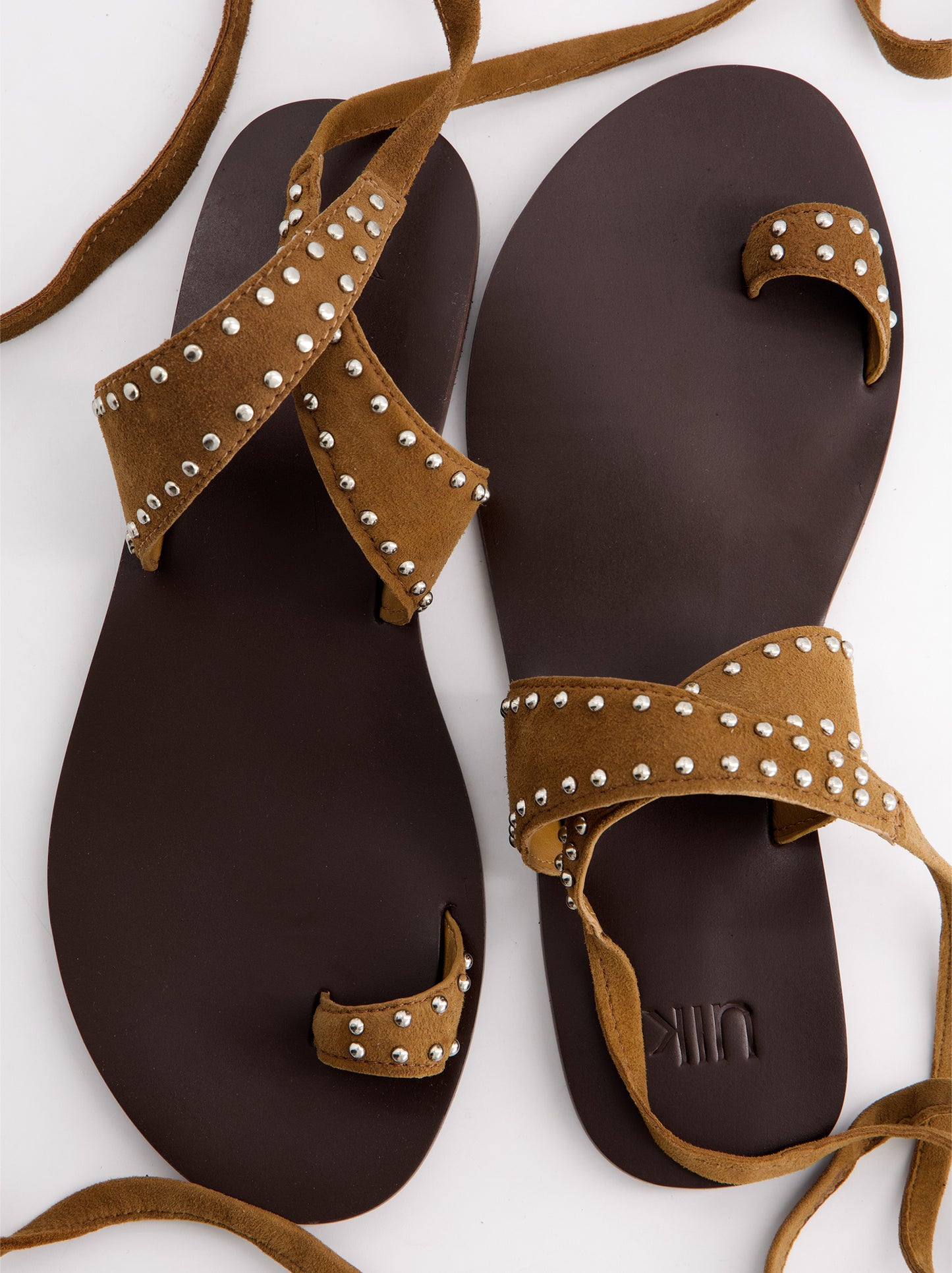 Sandalias Planas De Piel Serraje Con Tachas - Nomada