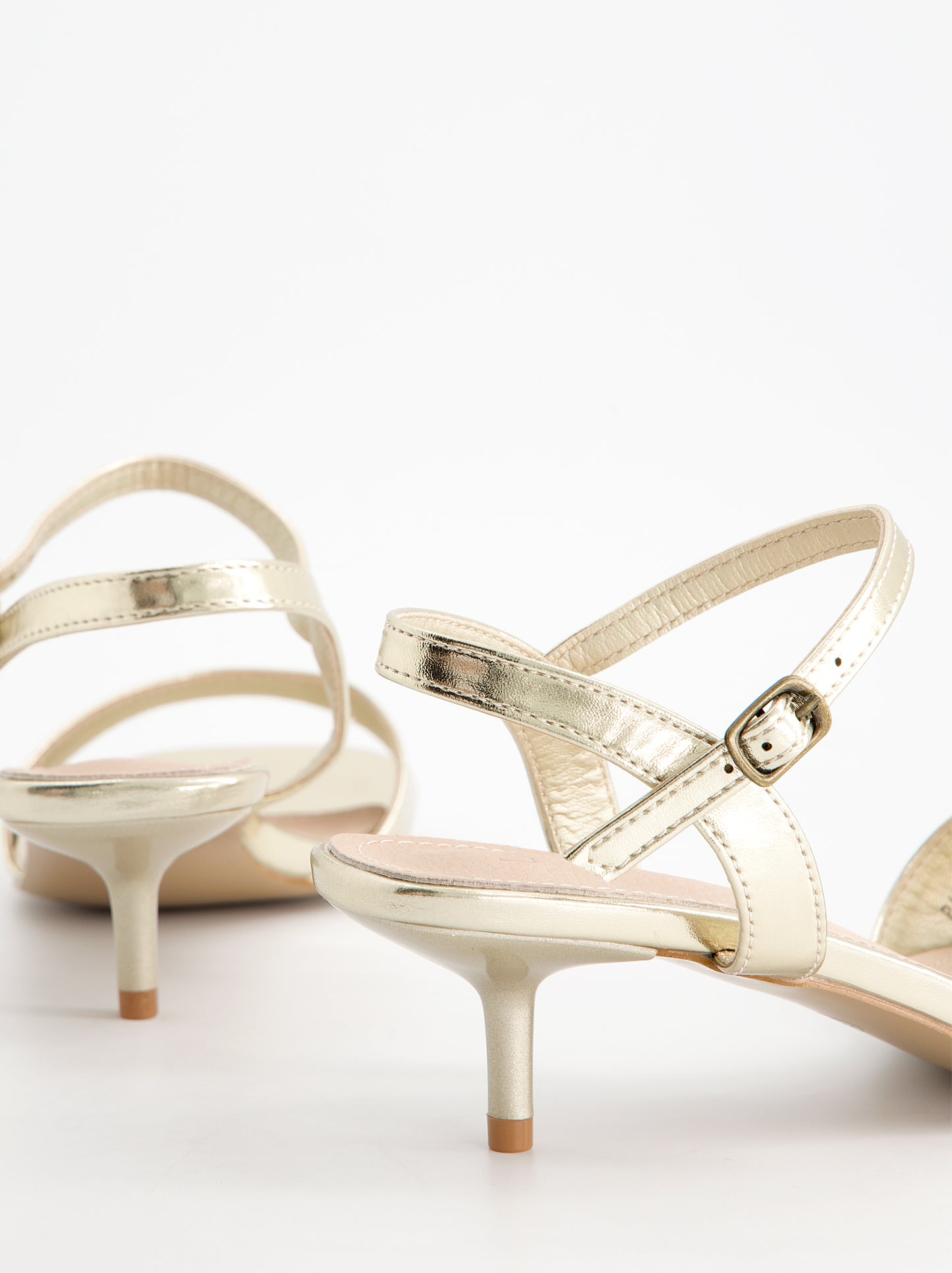 Sandalias doradas tacón bajo - Partty