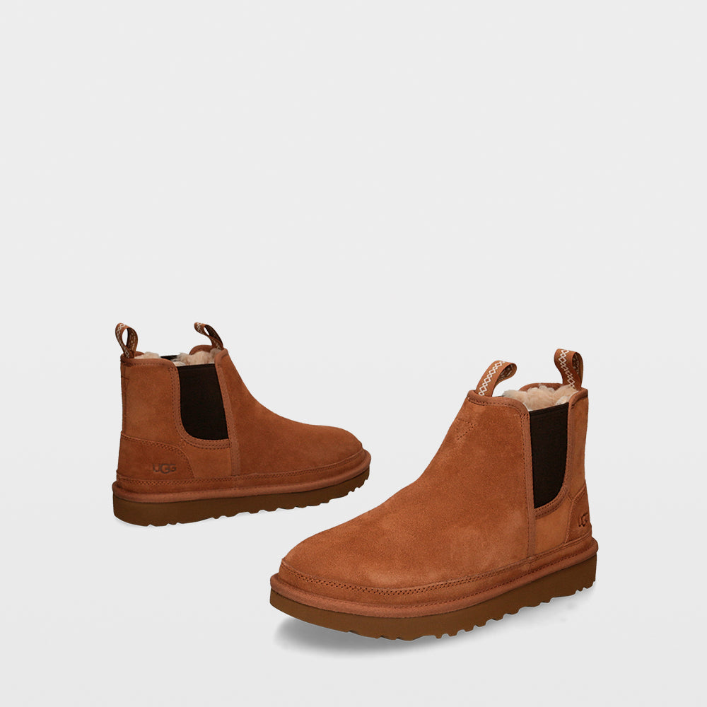 UGG Chelsea - Suede ankle boots with pull tabs