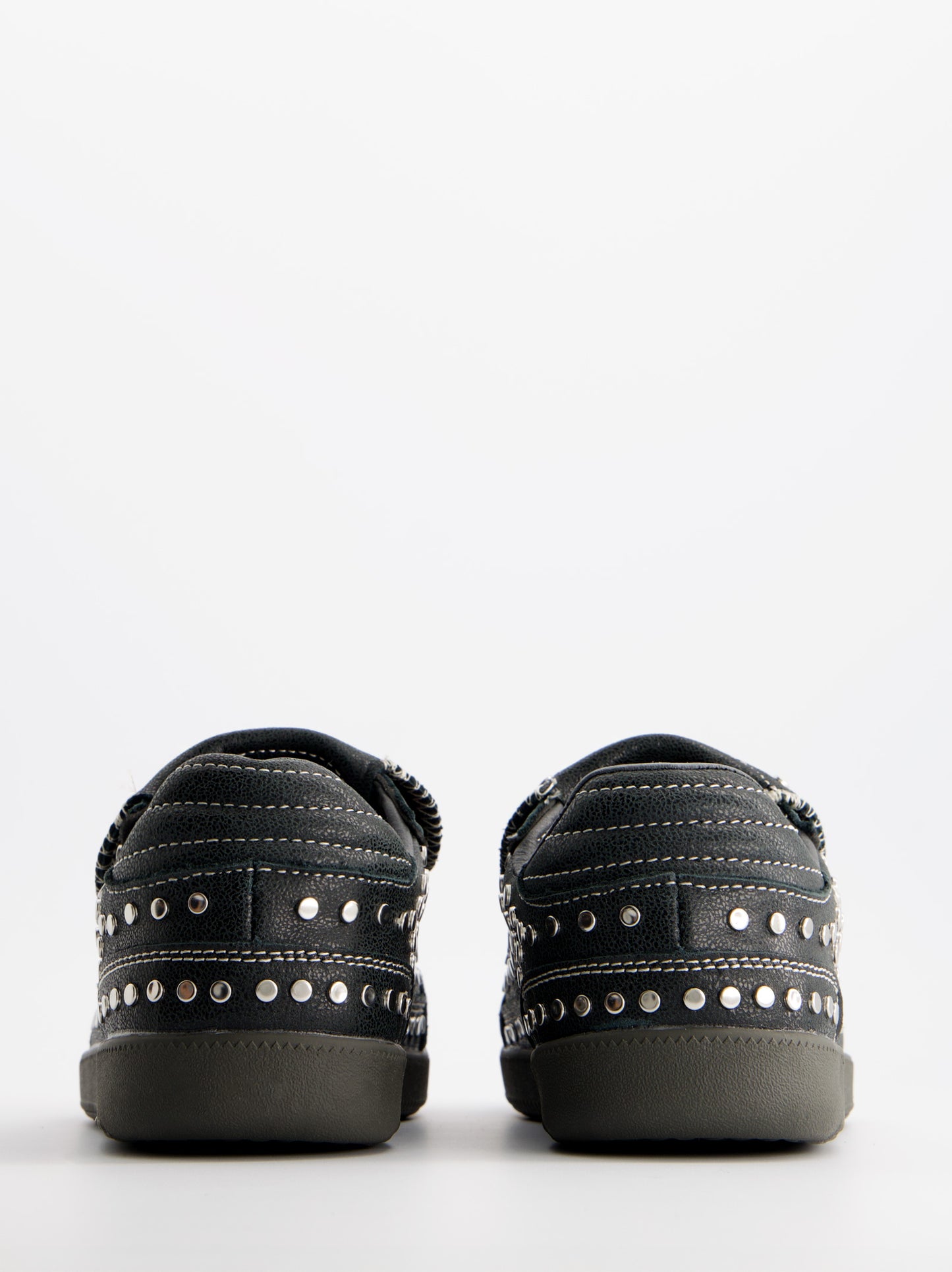 Zapatillas negras con tachuelas - ULK Chile