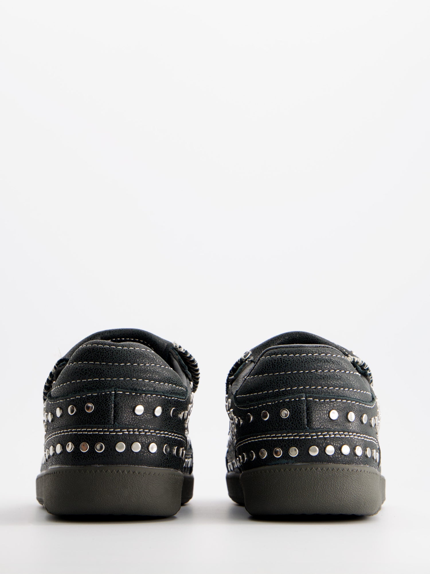 Zapatillas negras con tachuelas - ULK Chile