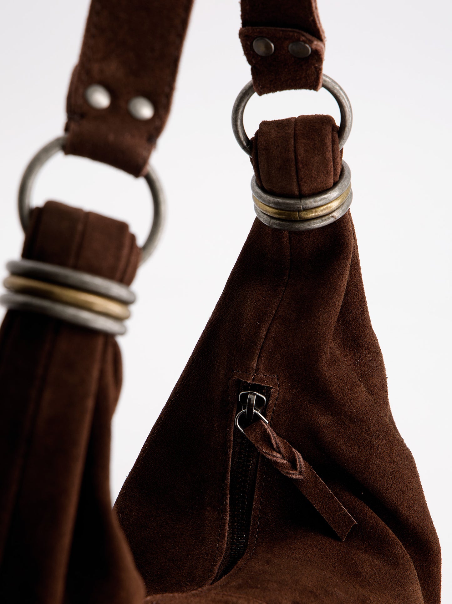 Bolso De Ante Marrón Con Herrajes Metálicos - Santa