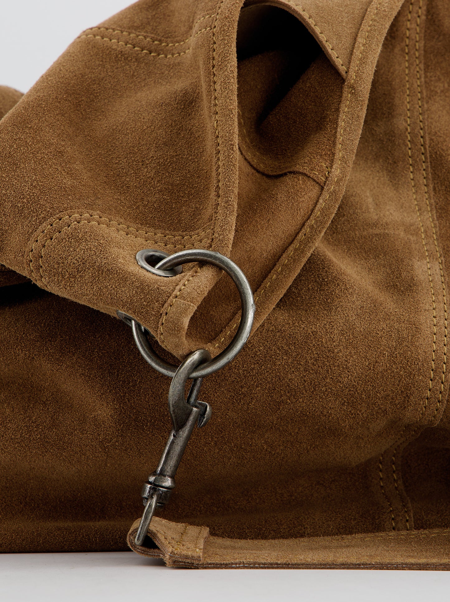 Bolso hobo en ante con mosquetones - Apris