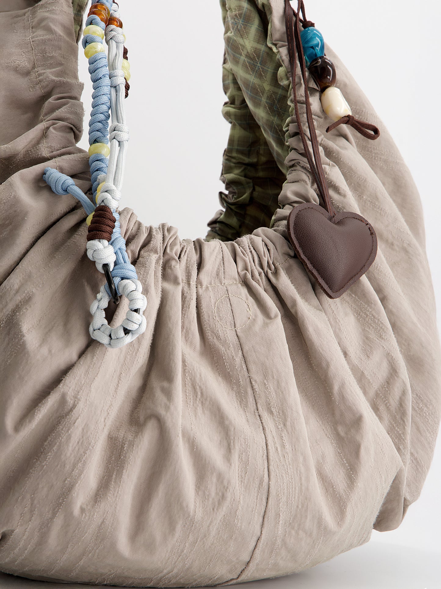 Bolso fruncido reversible con charms - Carmelo