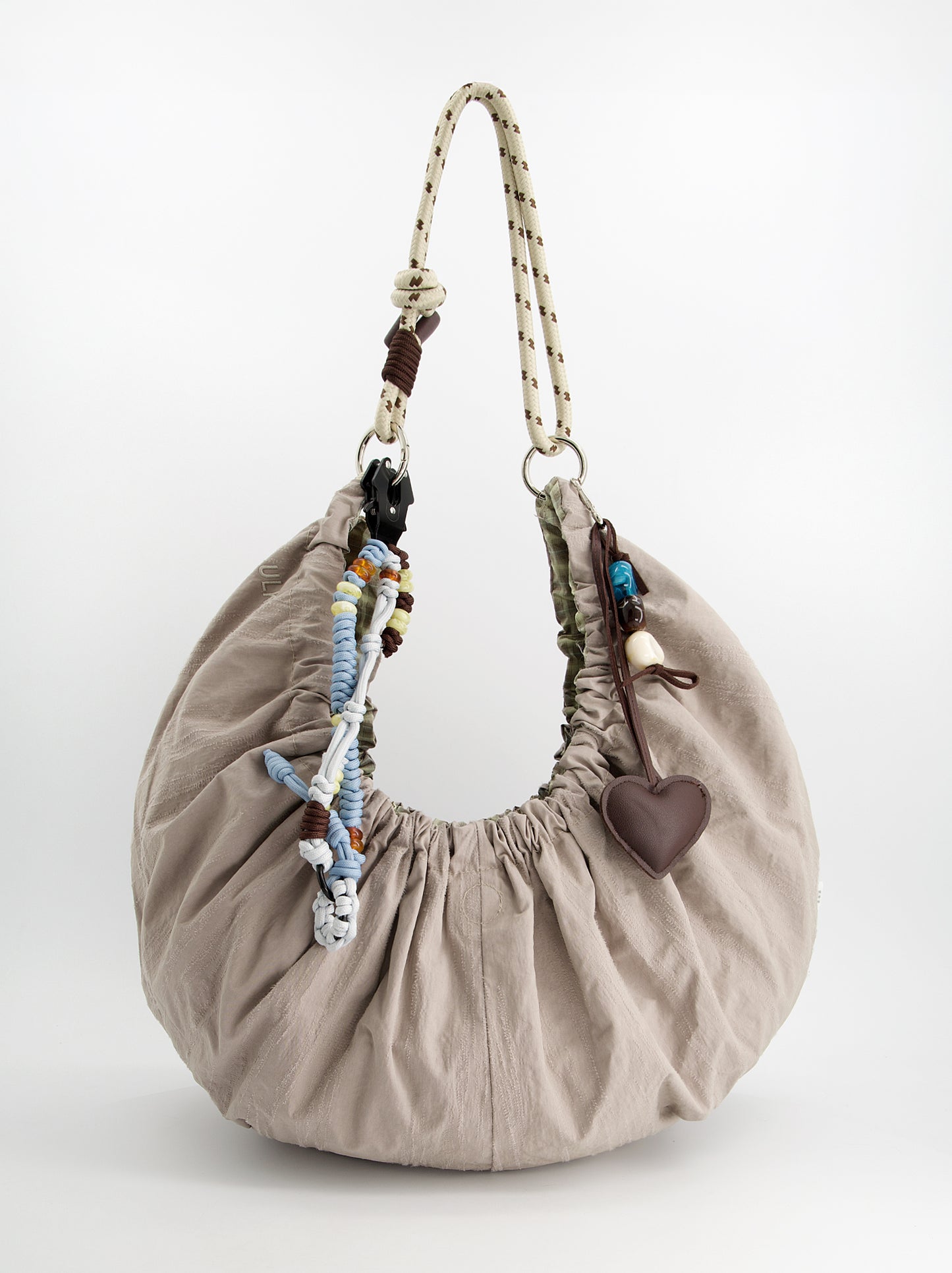 Bolso fruncido reversible con charms - Carmelo