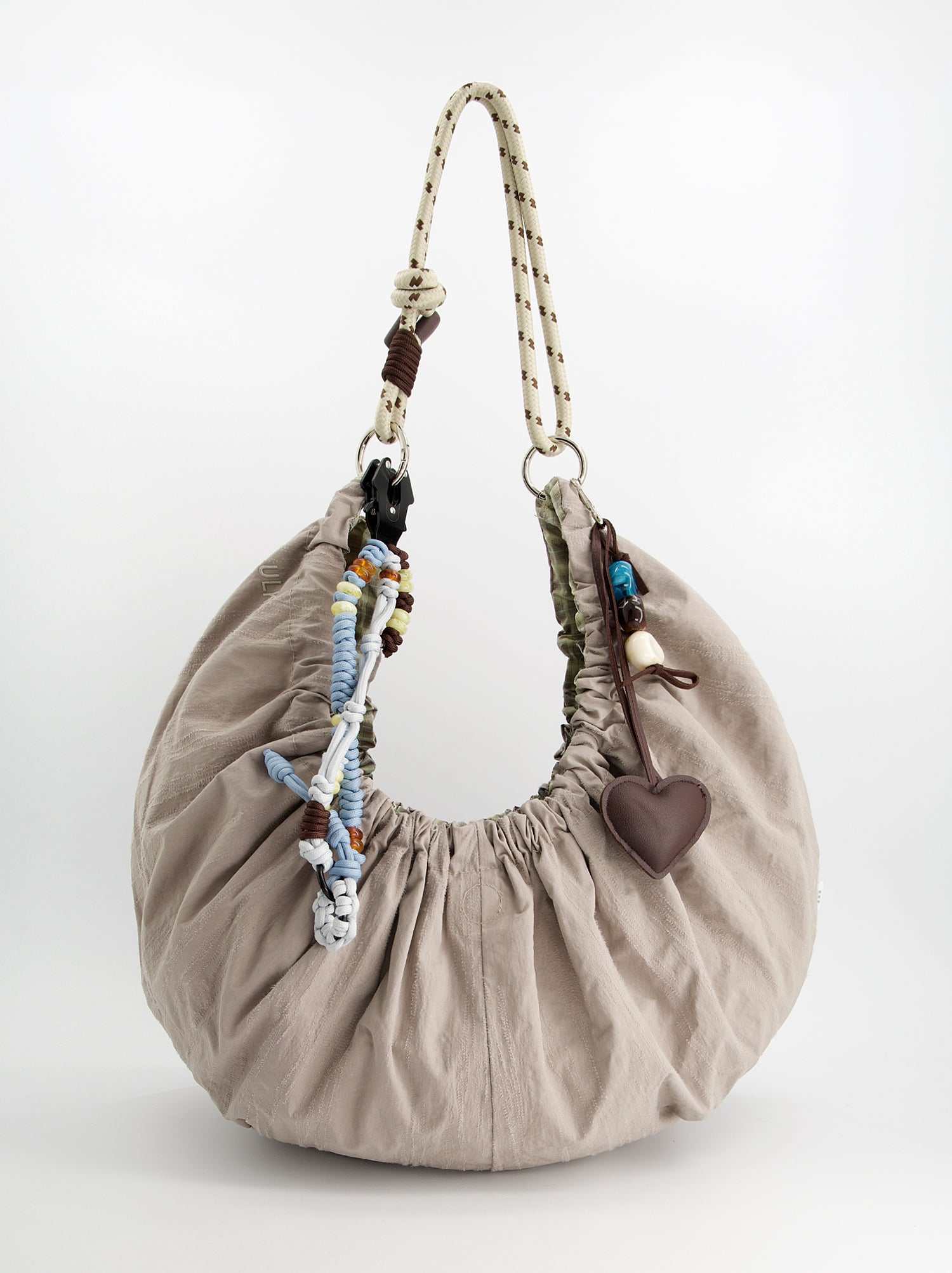 Bolso fruncido reversible con charms - Carmelo
