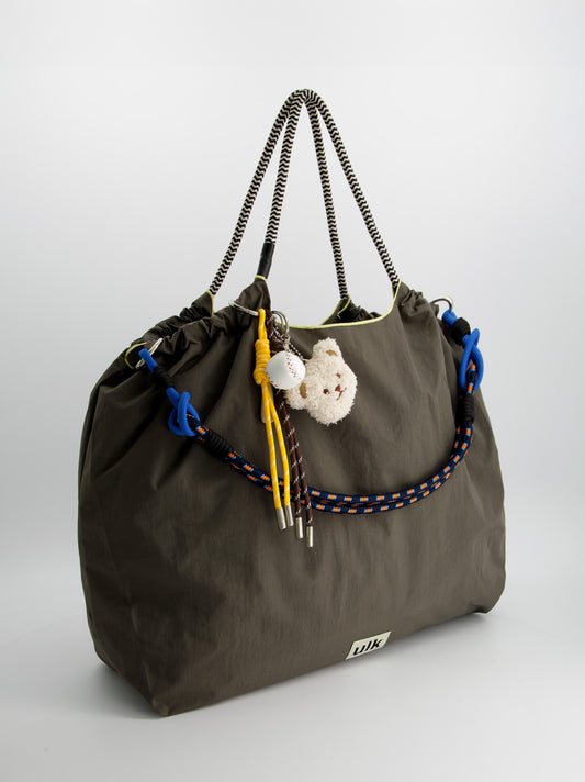 Bolso tote de nylon con charms - Merly