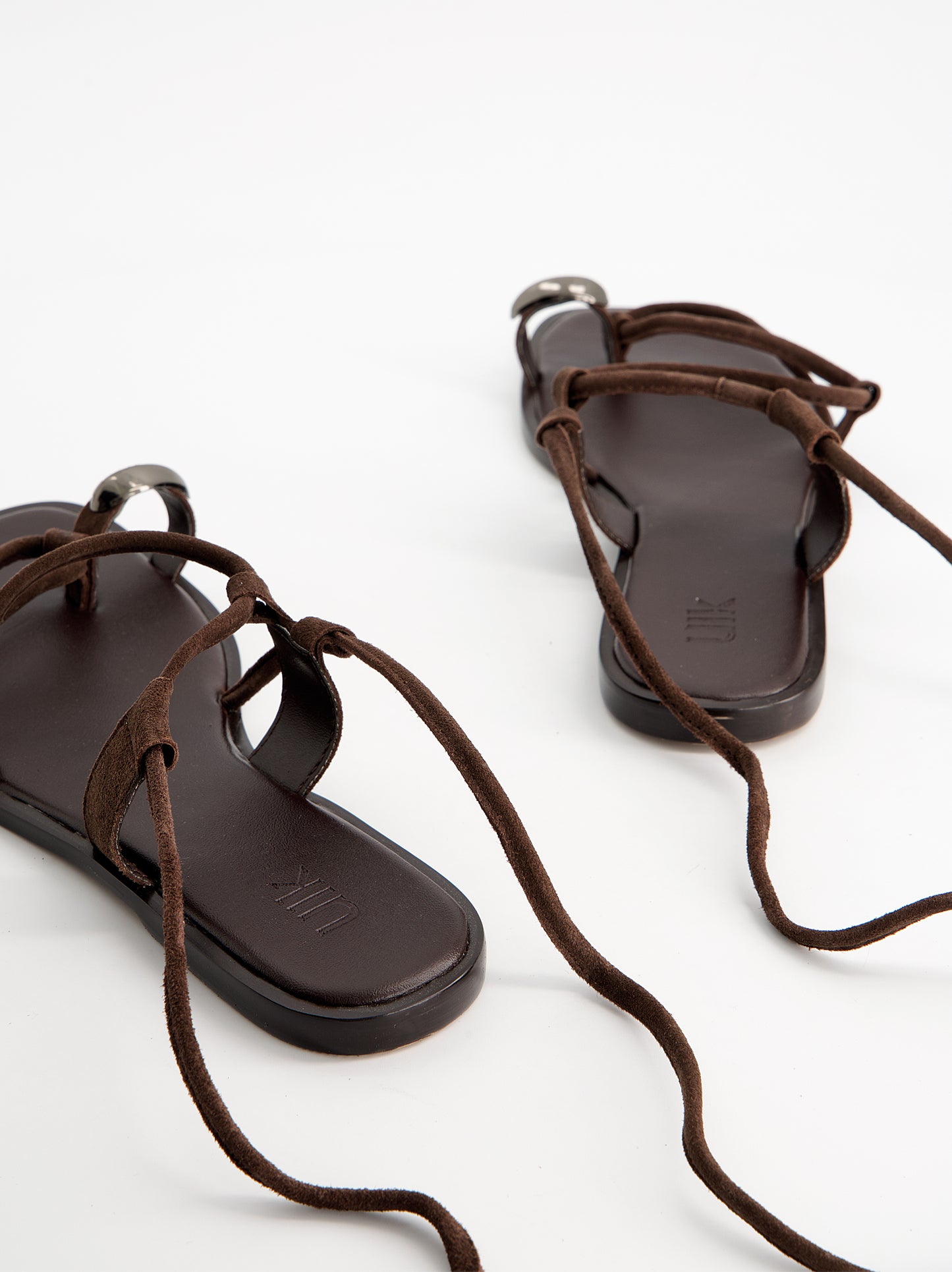 Sandalias de tiras en ante con pieza metálica - Zura