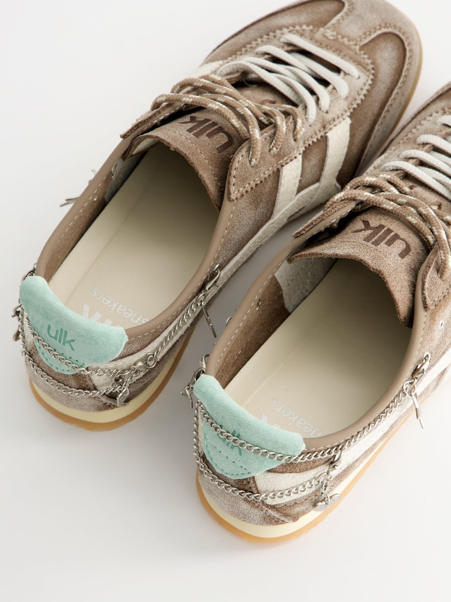 Zapatillas marrones de ante vintage con charms - Onix