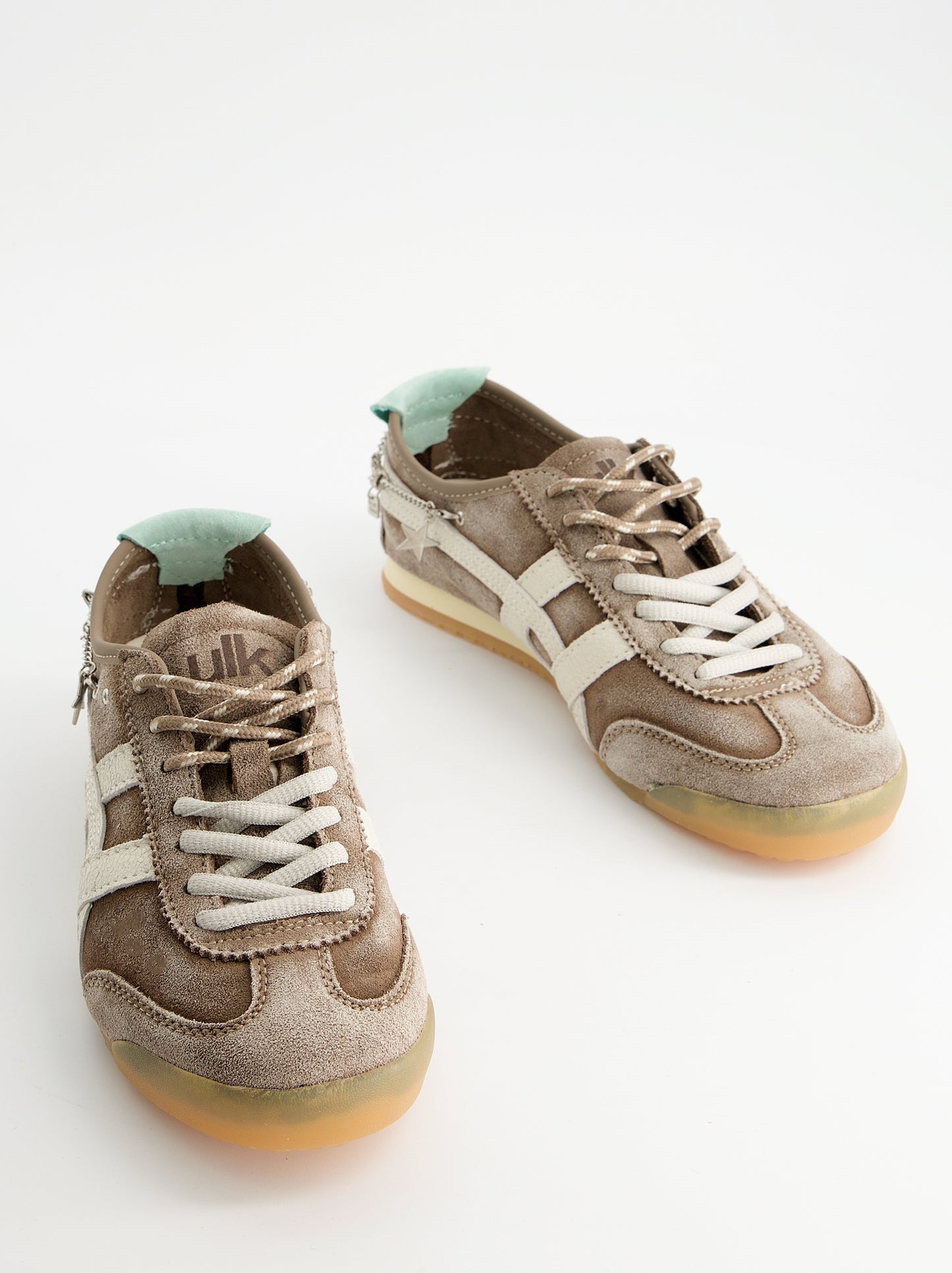 Zapatillas marrones de ante vintage con charms - Onix