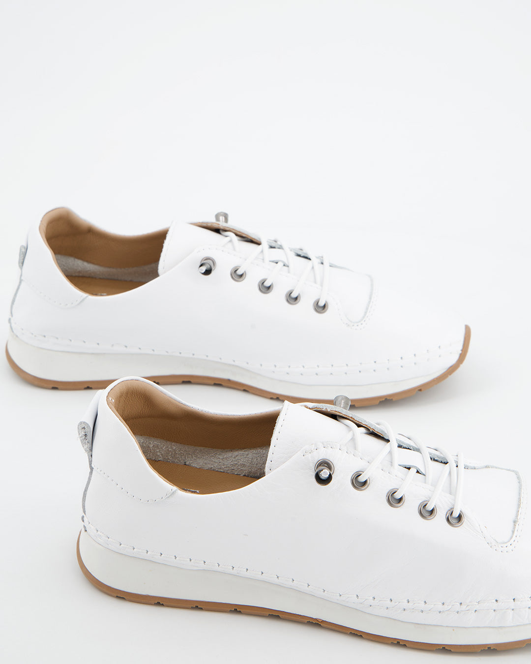 Zapatillas blancas en piel con cordones elásticos  032 001