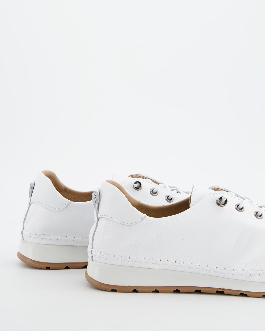 Zapatillas blancas en piel con cordones elásticos  032 001