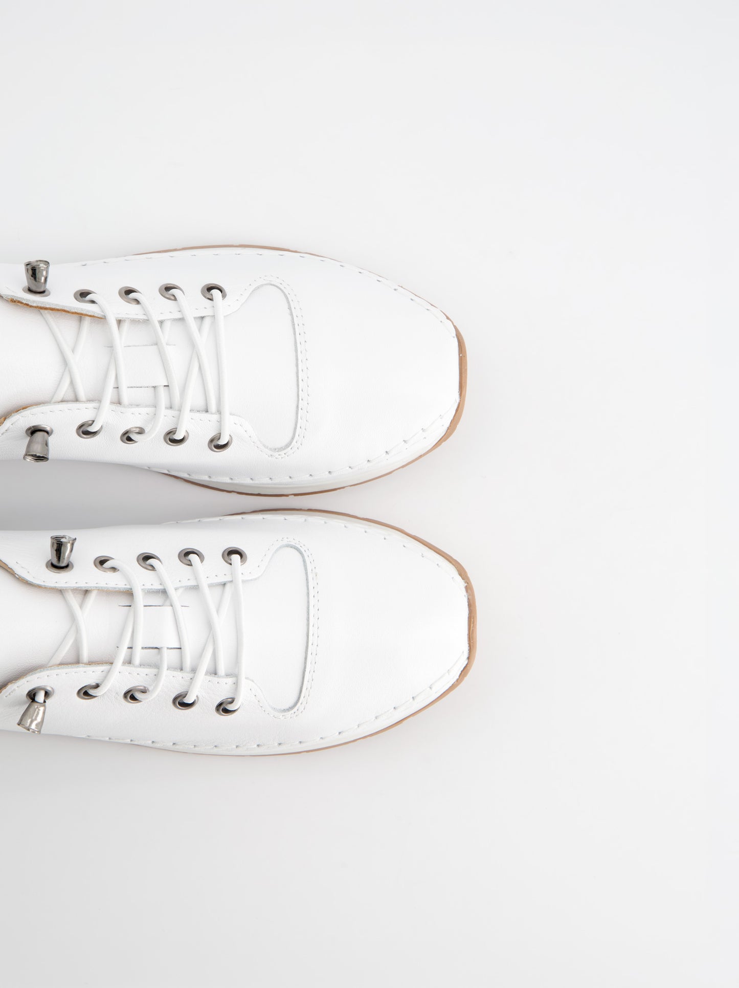 White leather sneakers with elastic laces 032 001