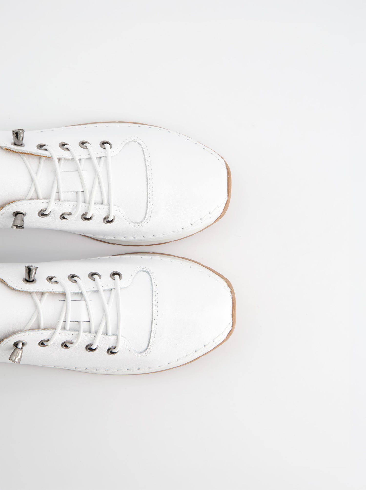 Zapatillas blancas en piel con cordones elásticos  032 001