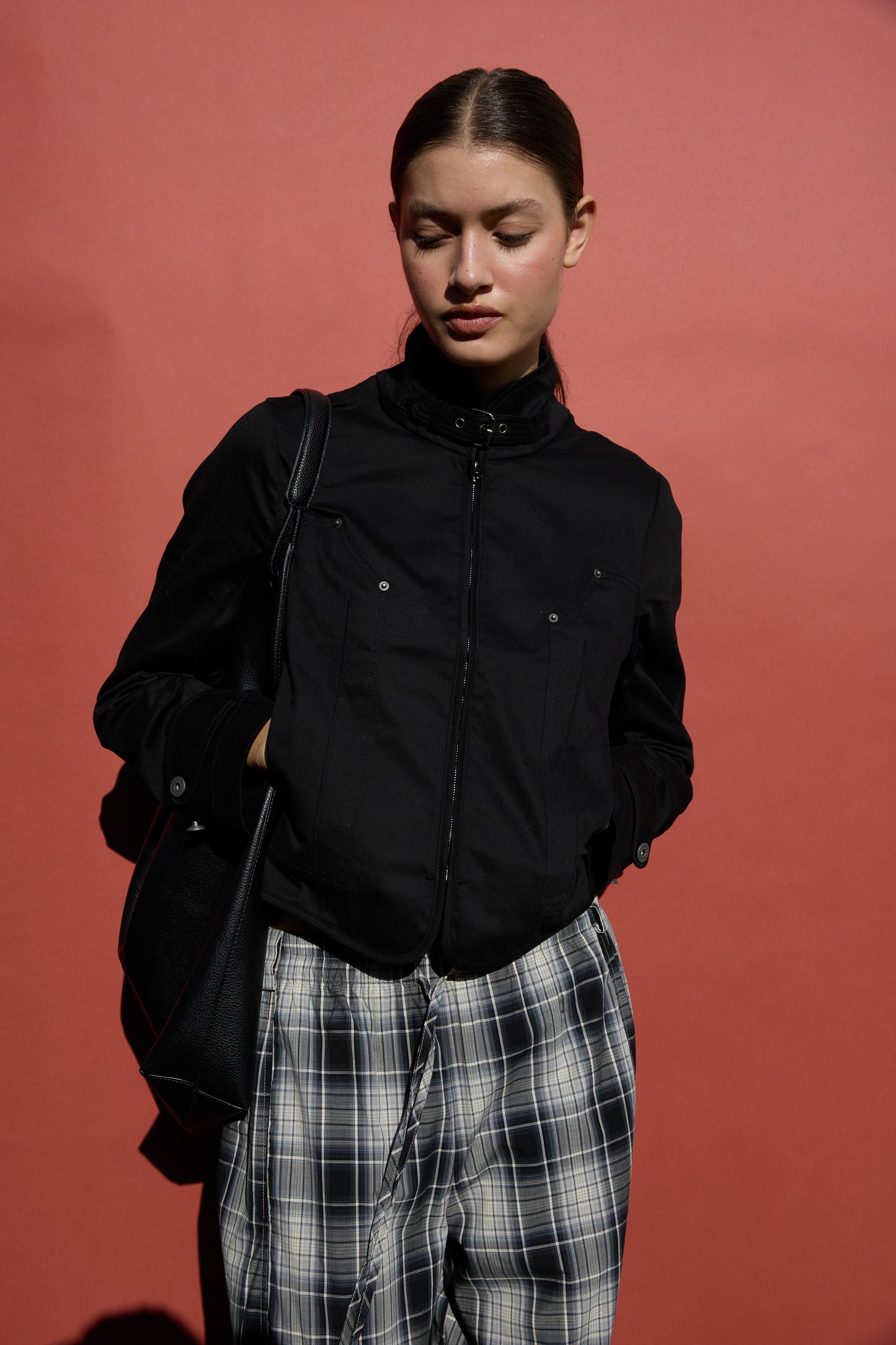 Chaqueta negra utilitaria con ajustes de hebilla - Luz