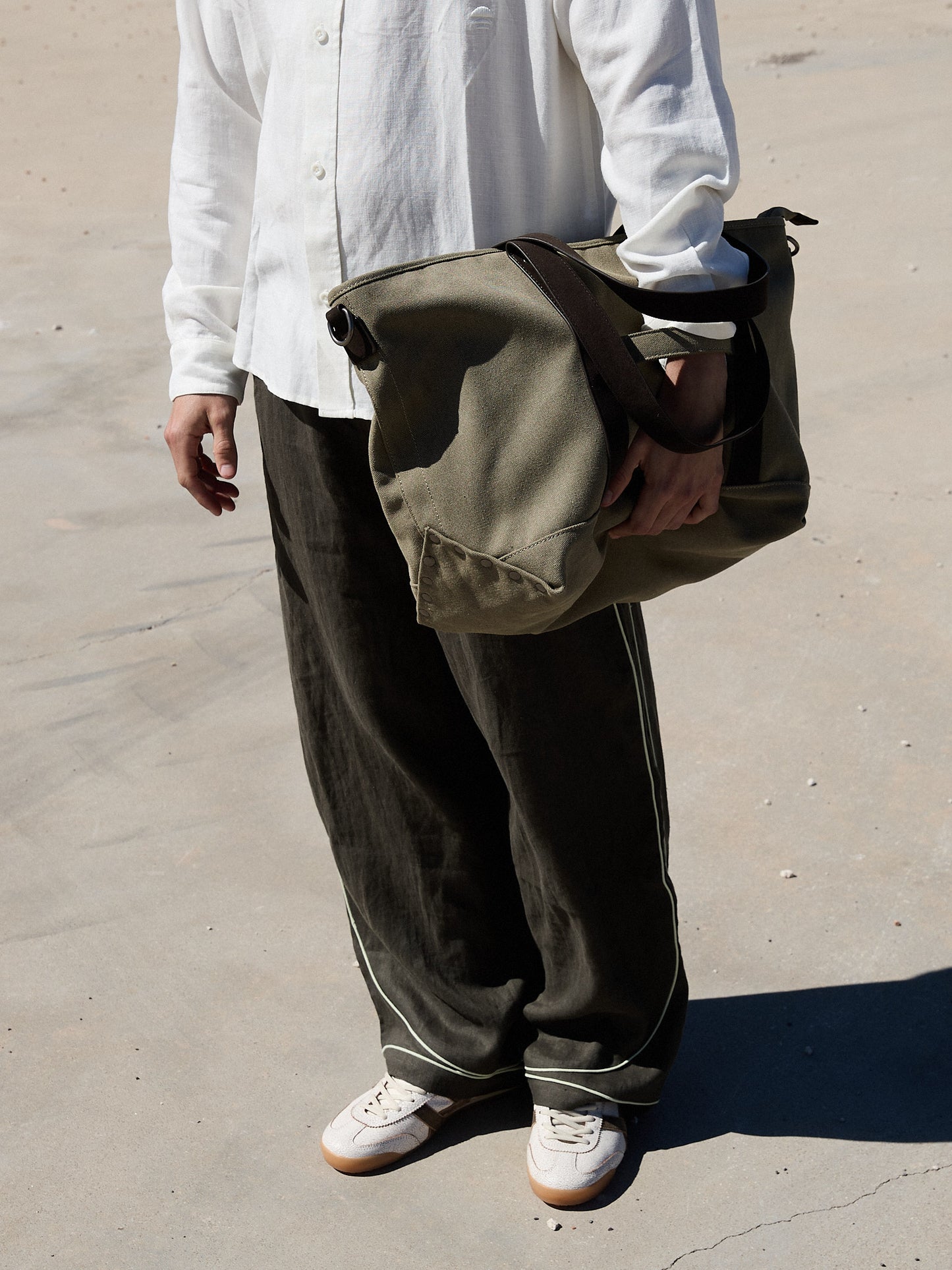 Pantalón fluido verde detalle contraste bajo - Oven