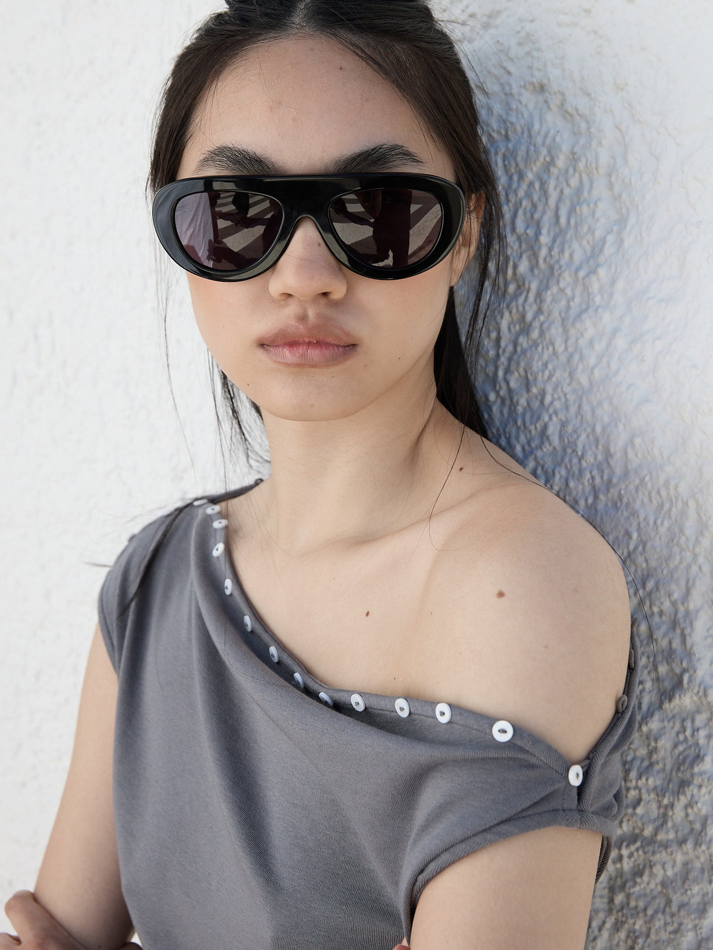 Gafas de sol negras envolventes con lente violeta - Brera