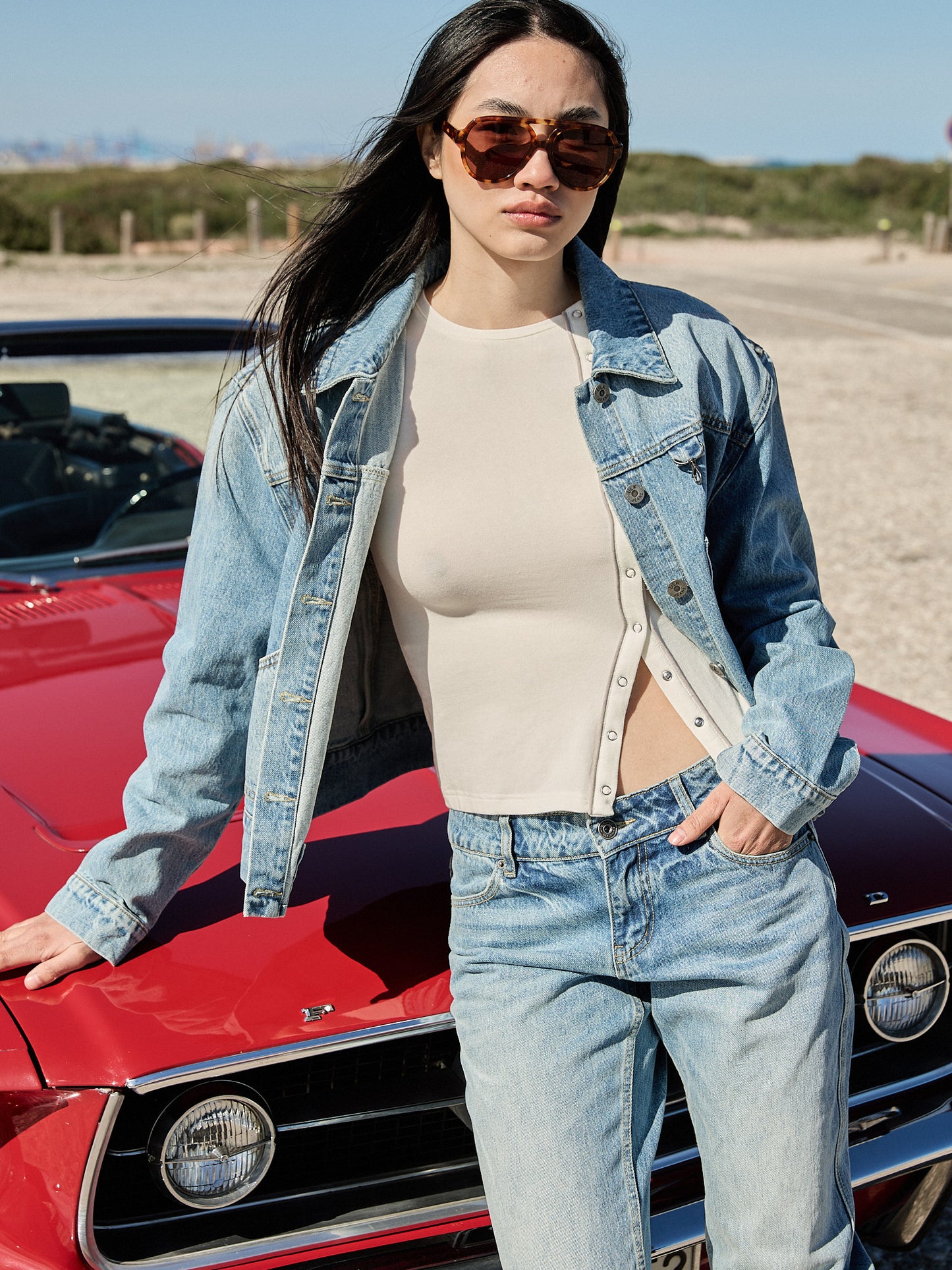 White T-shirt with front zip fastening and contrast detail - Mani