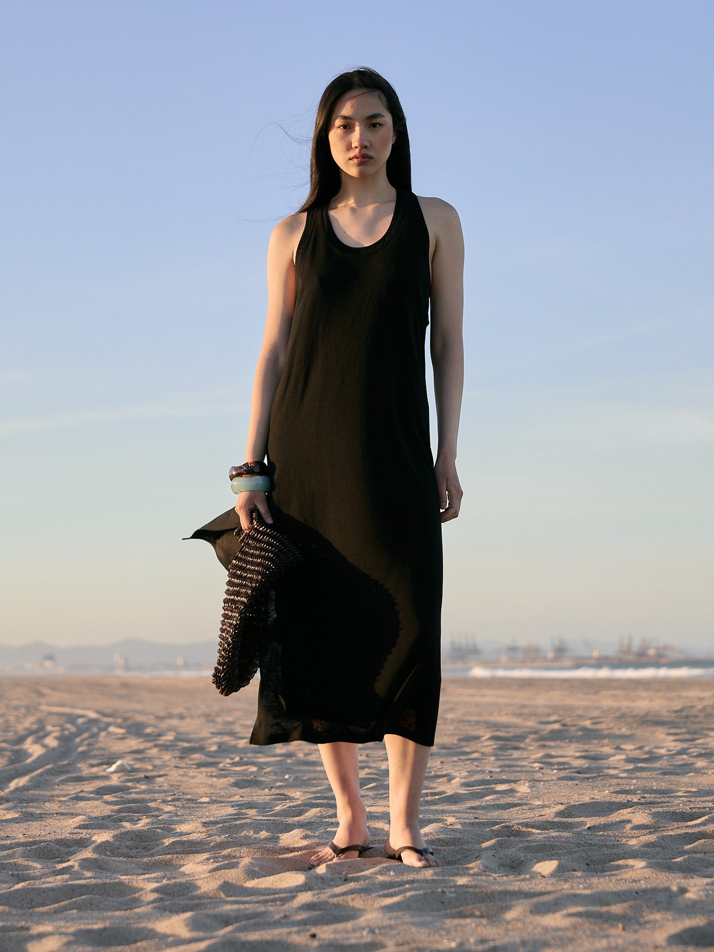 Flowy black dress with slit hem - Gib