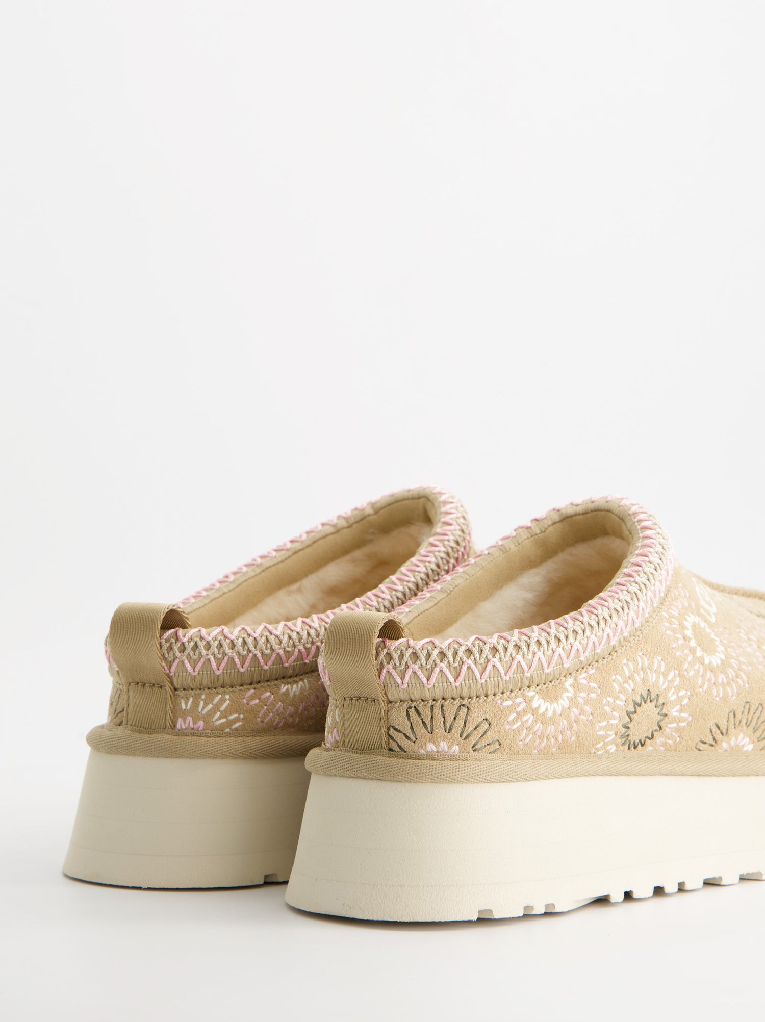 Zuecos de ante bordados con forro interior - UGG Tazz Sun Stitch