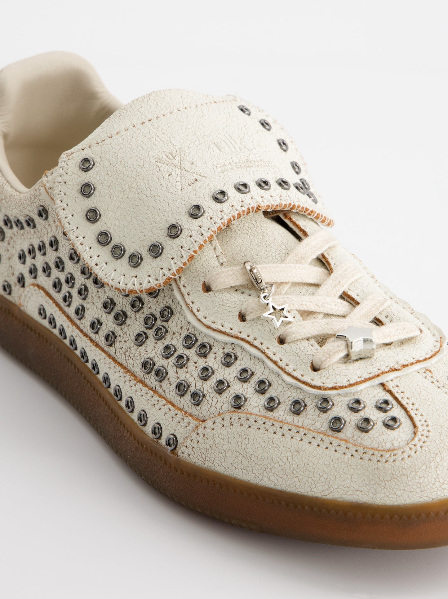 Zapatillas blancas de piel con tachuelas - Chile