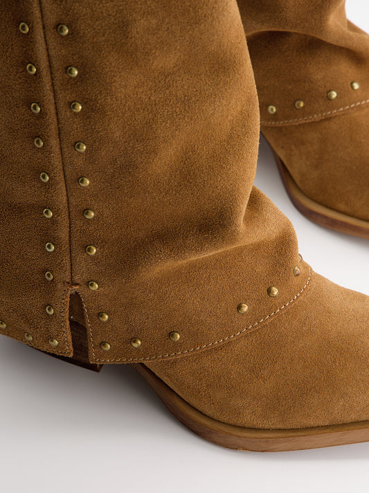 Botines cowboy de ante con tachuelas - Conar