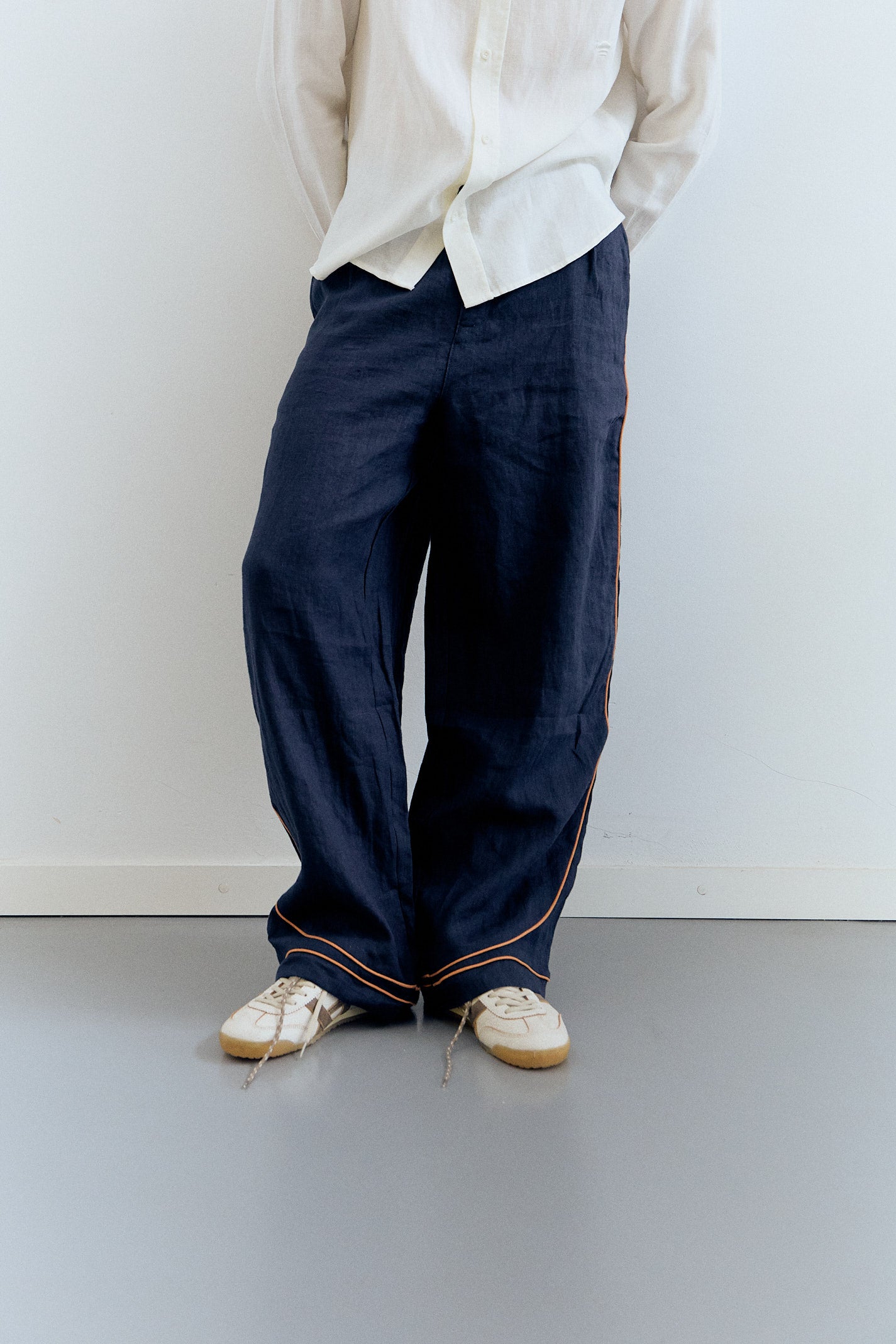 Pantalón fluido azul detalle contraste bajo - Oven