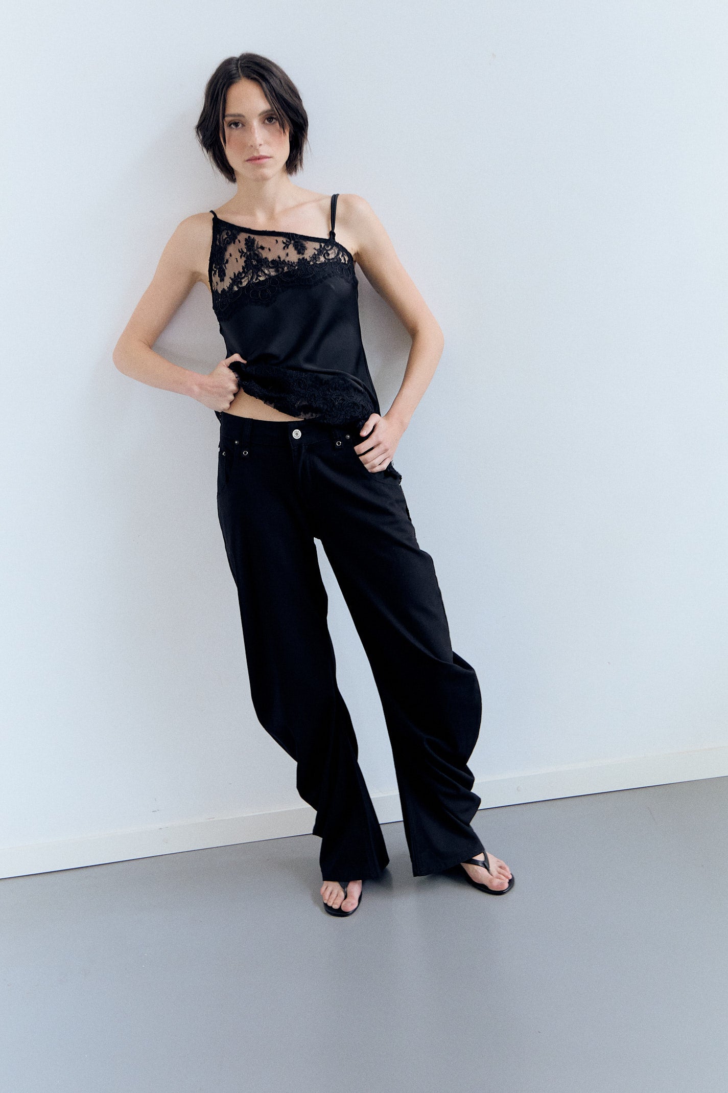 Pantalón pernera curva negro - Jones