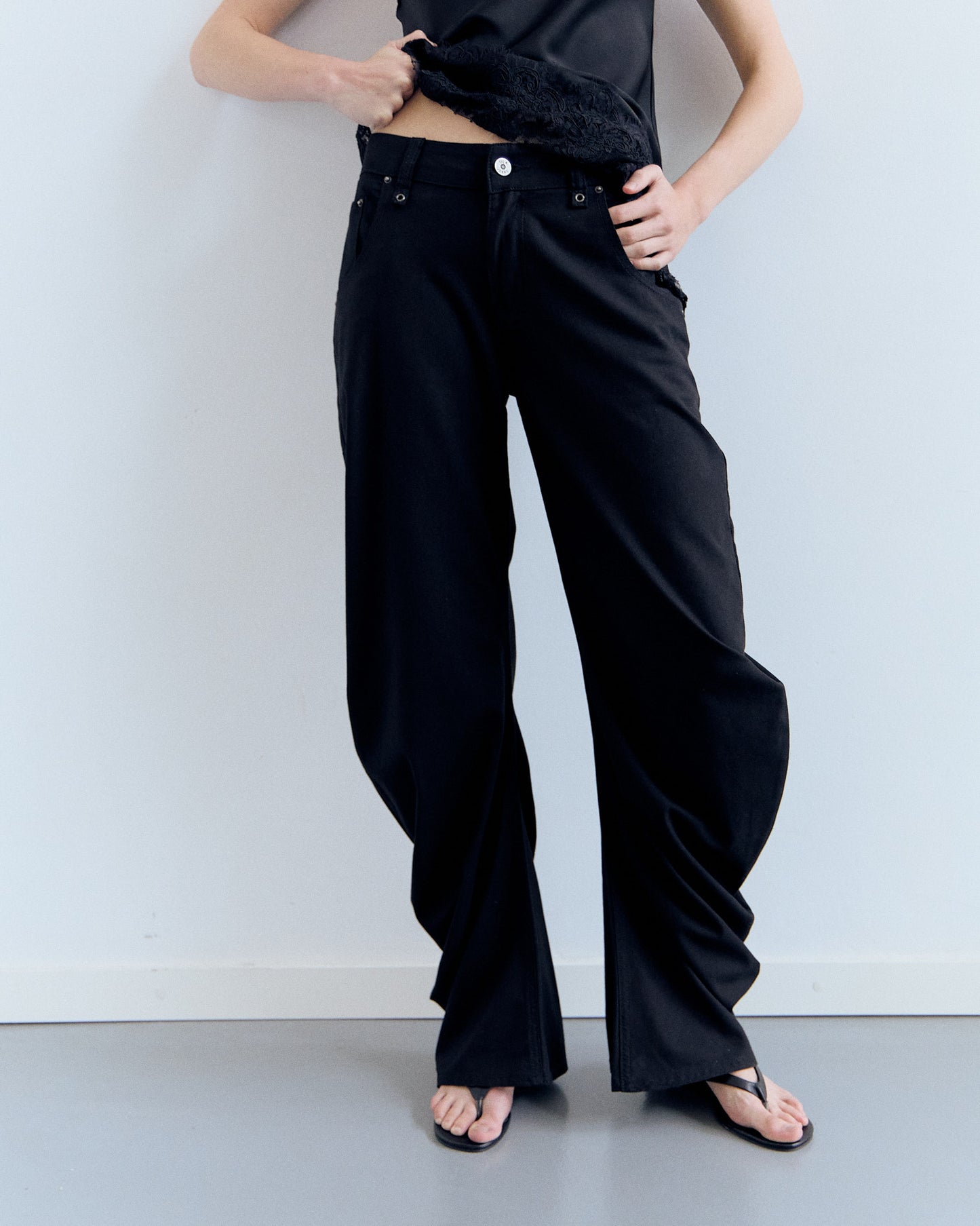 Pantalón pernera curva negro - Jones