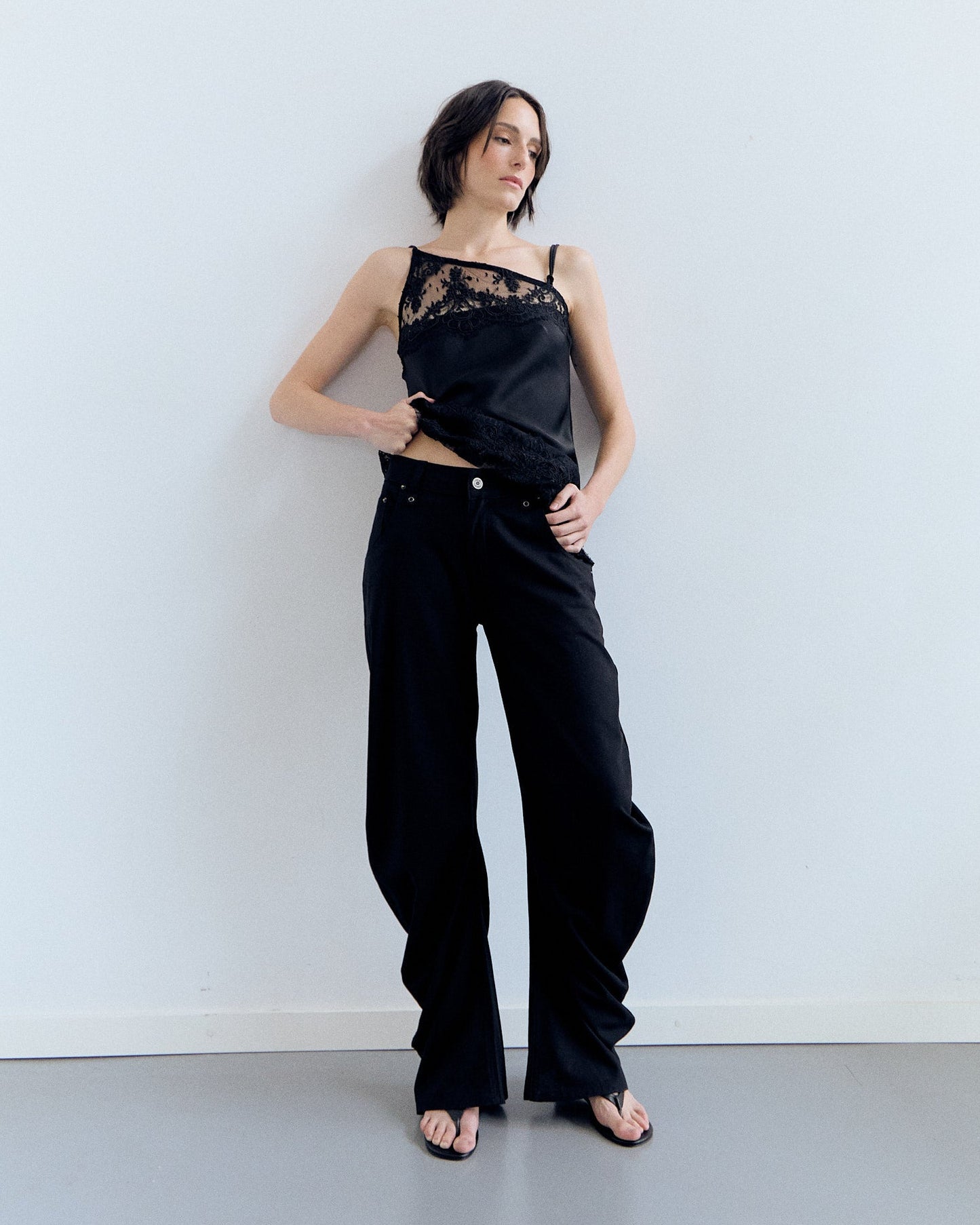 Pantalón pernera curva negro - Jones