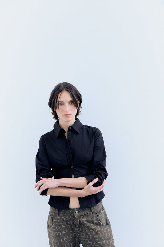 Camisa negra con ajuste trasero - Mirae