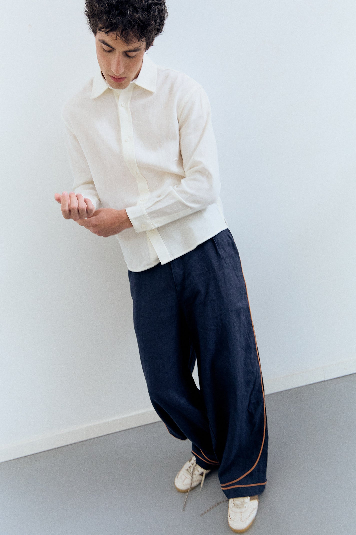 Pantalón fluido azul detalle contraste bajo - Oven