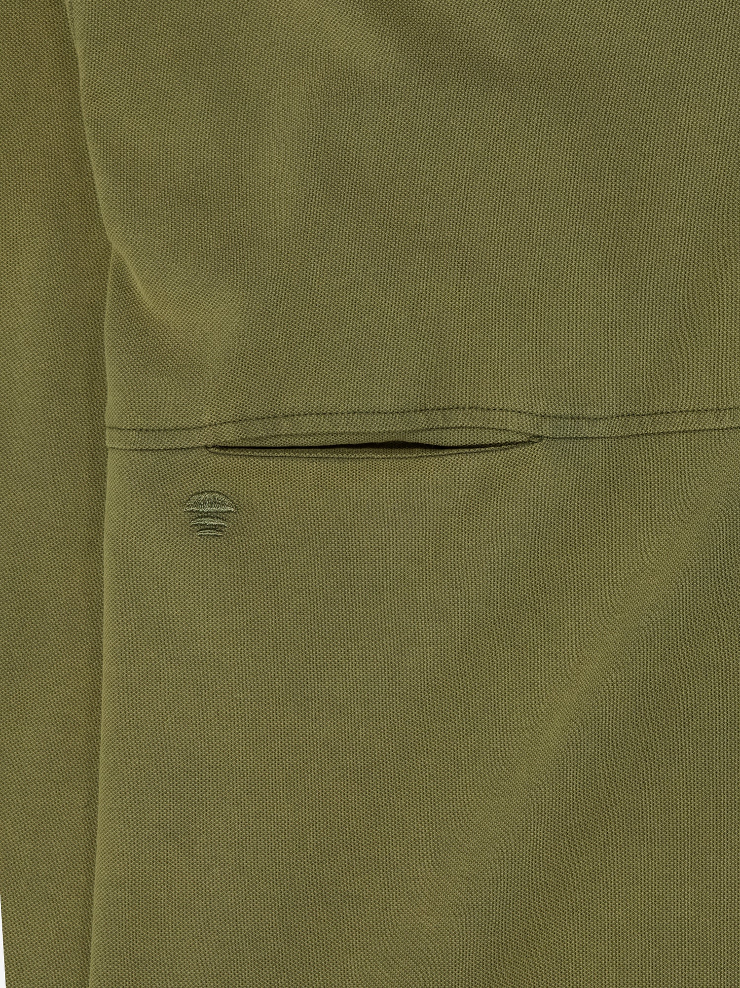 Camiseta verde con cuello abierto y detalle frontal - Poku