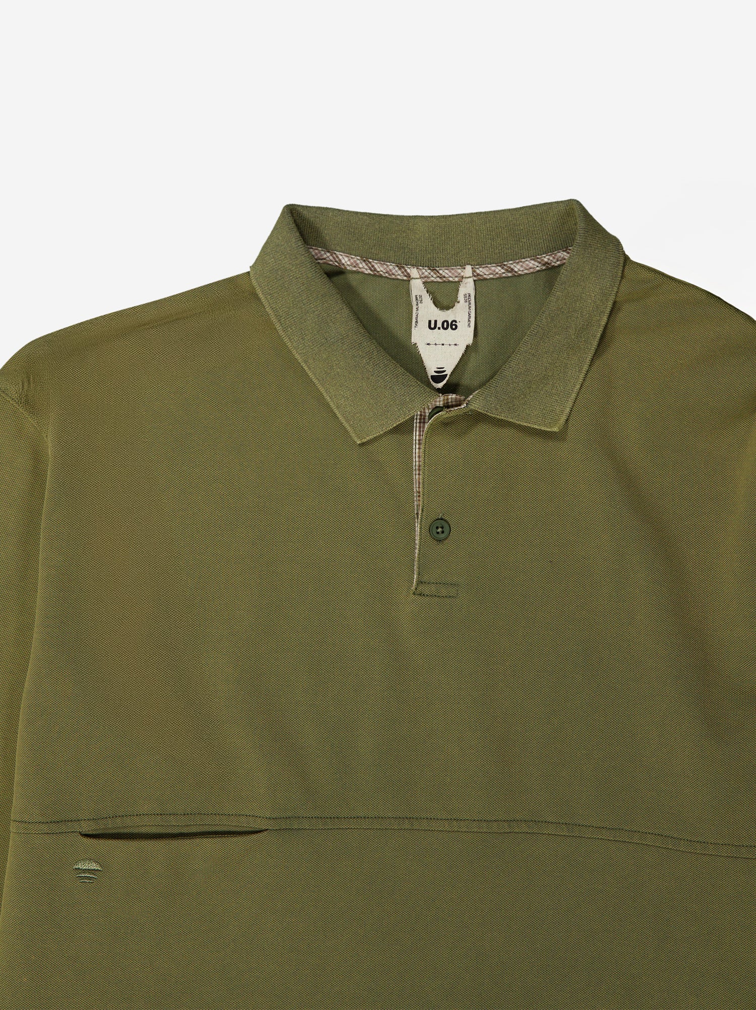 Camiseta verde con cuello abierto y detalle frontal - Poku