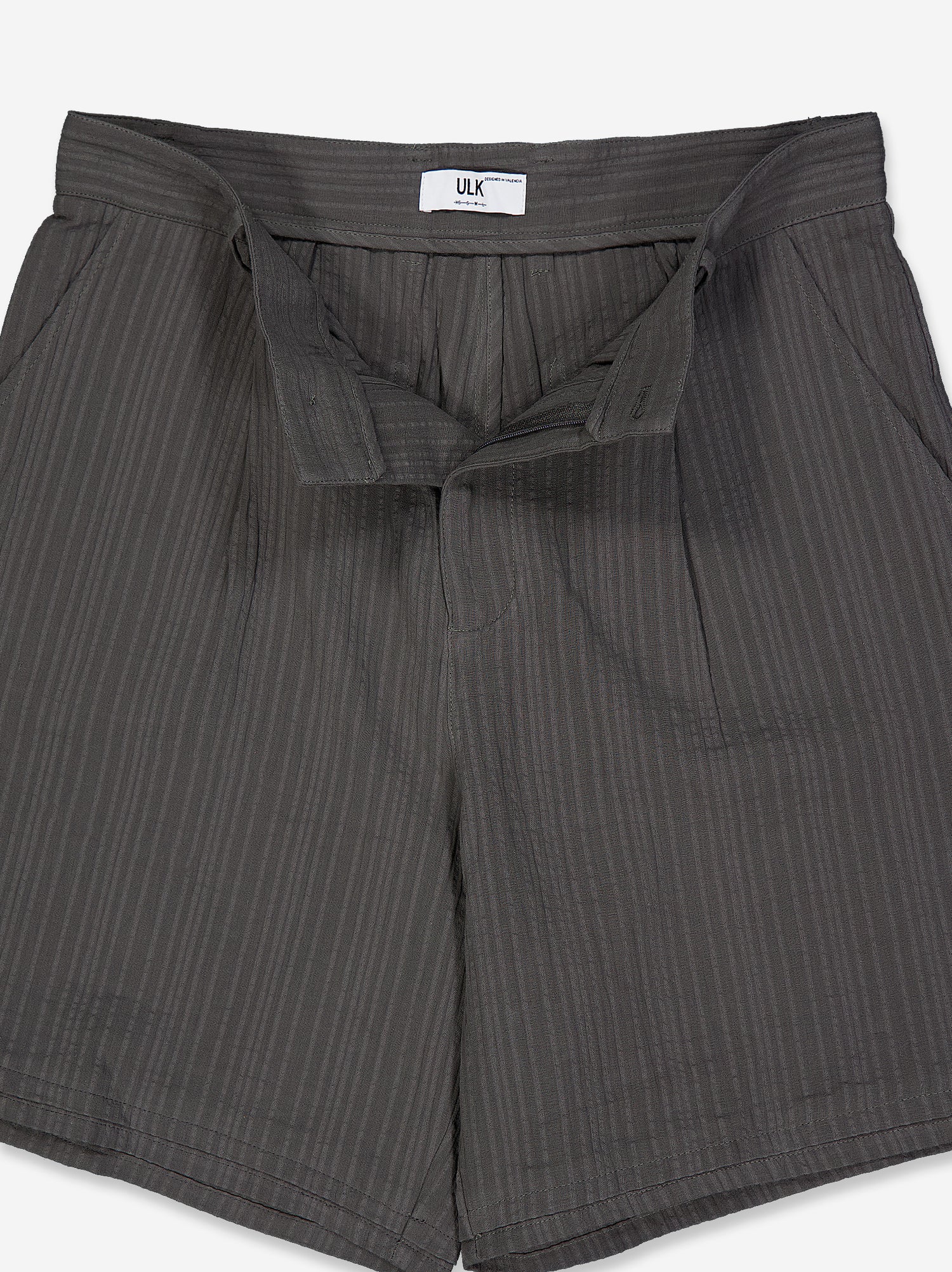 Bermuda gris de rayas con pinzas Cruz